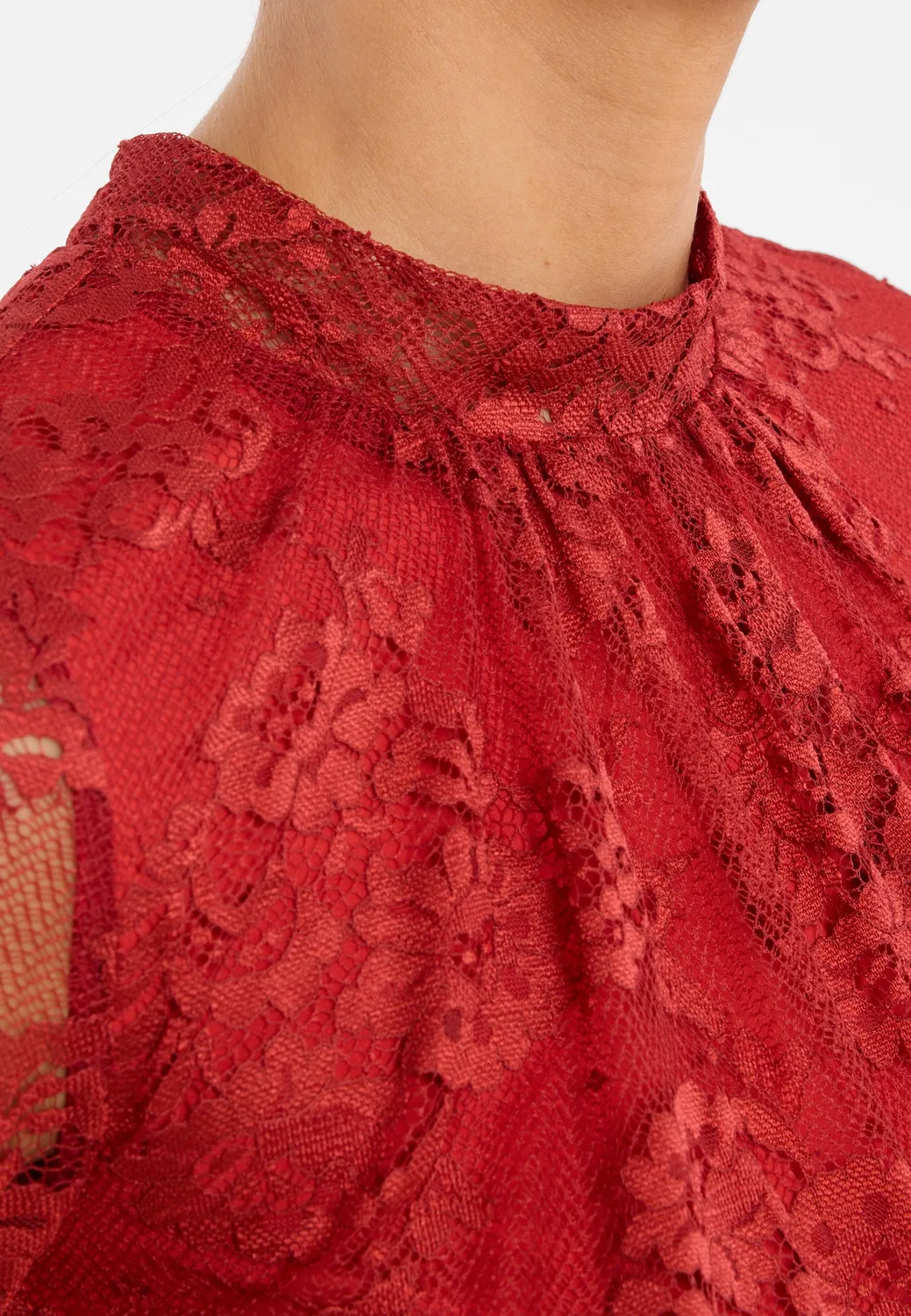 Ana Alcazar Cenura tuta pizzo rosso ruggine