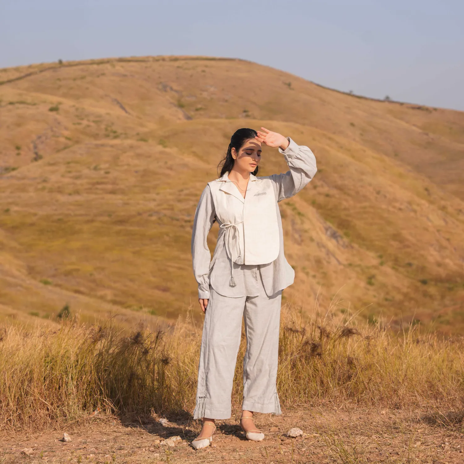 Our Dve Whisper Wind camicia grigia con pantalone