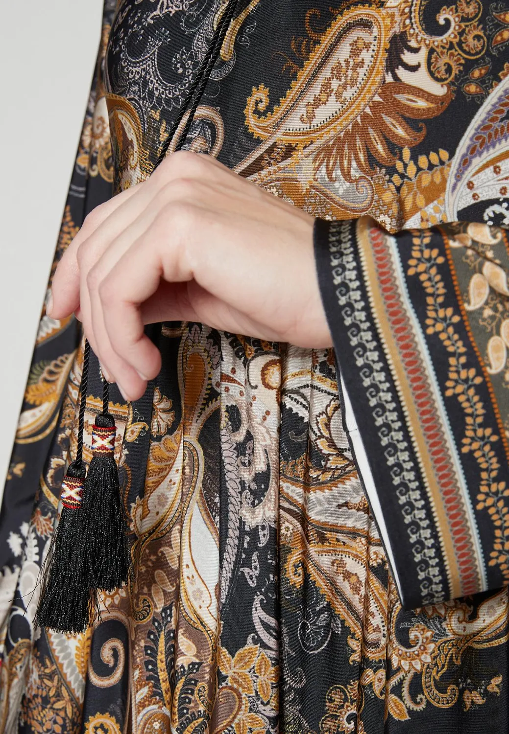 Ana Alcazar Hibora abito impero paisley cintura