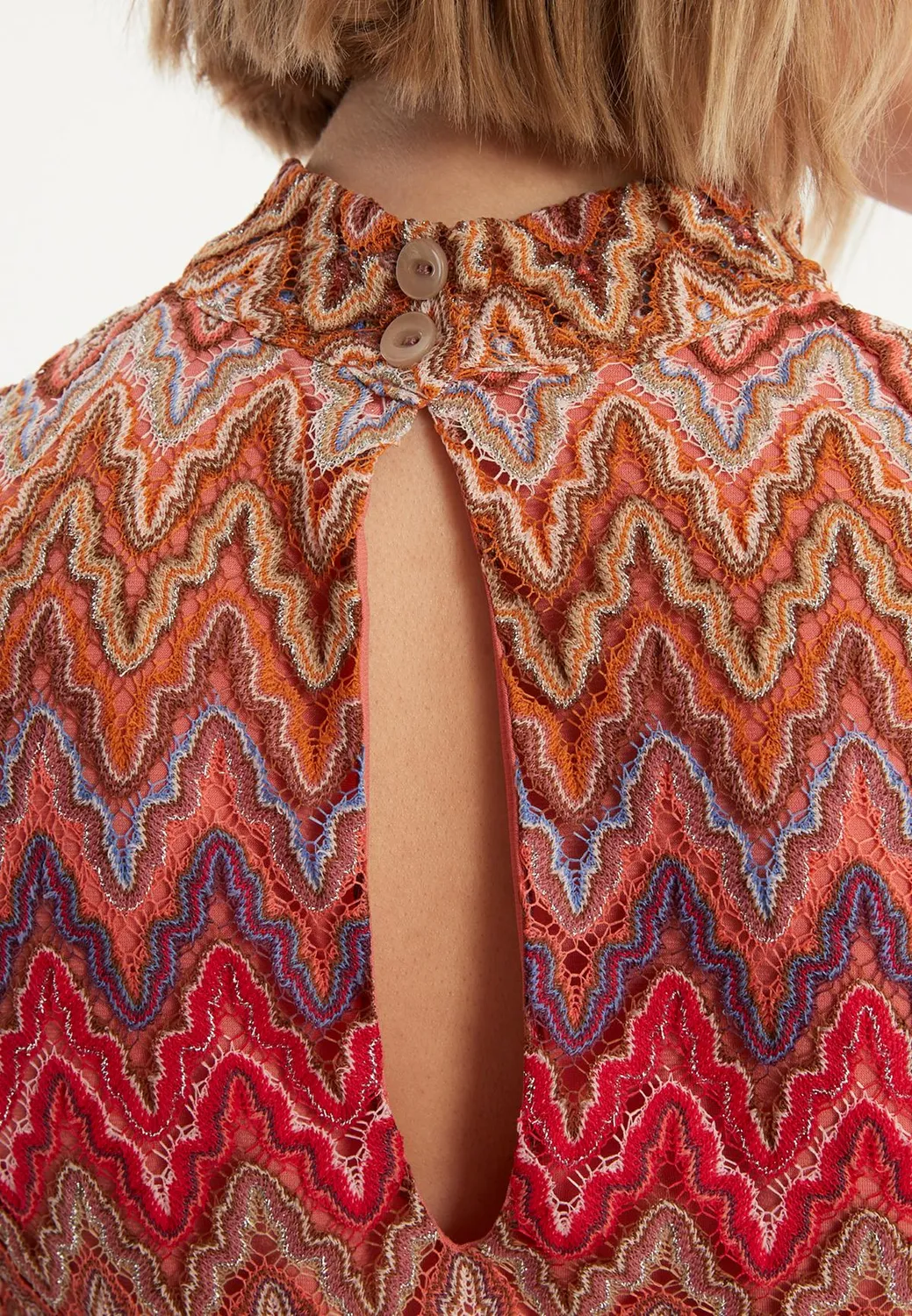 Ana Alcazar Zecara top in maglia spalle scoperte fantasia zigzag