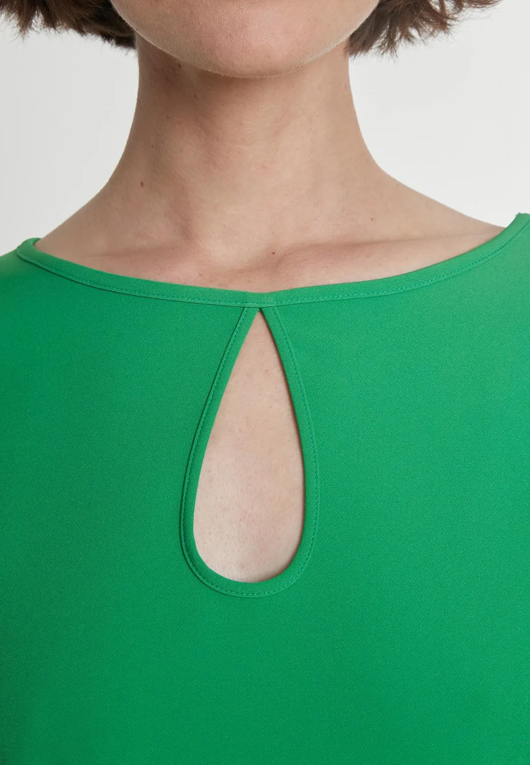 Ana Alcazar Pacyna abito cocktail verde maniche lunghe