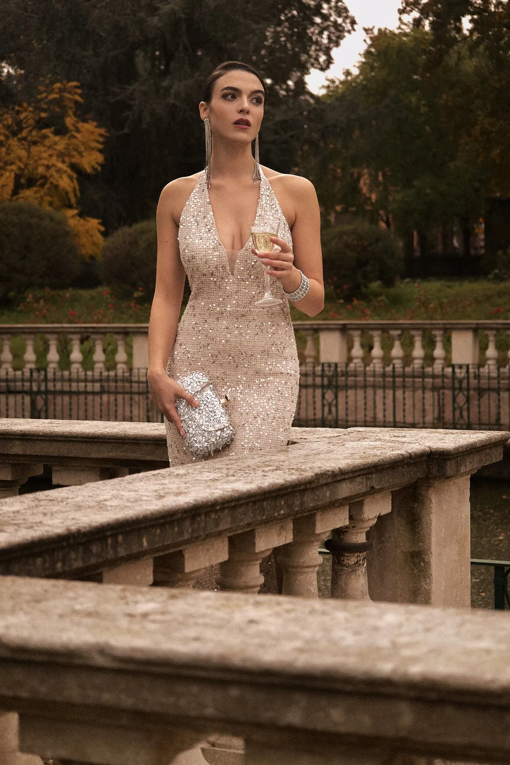Bella Barnett Ibbie abito lungo beige halter diamante