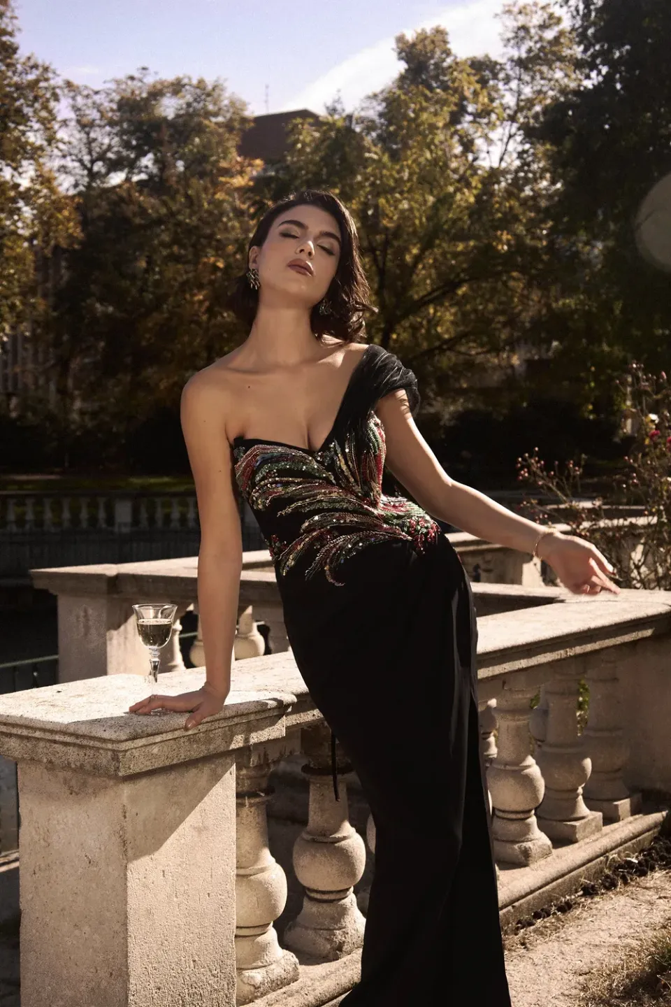 Bella Barnett Stolen abito lungo nero paillettes monospalla