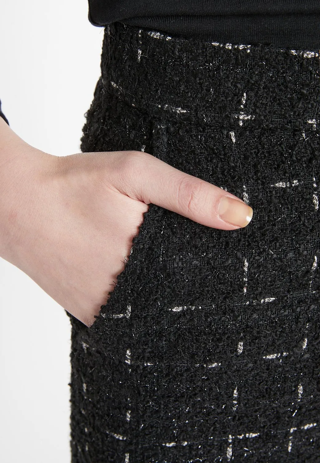 Ana Alcazar Sadena shorts bouclé neri eleganti