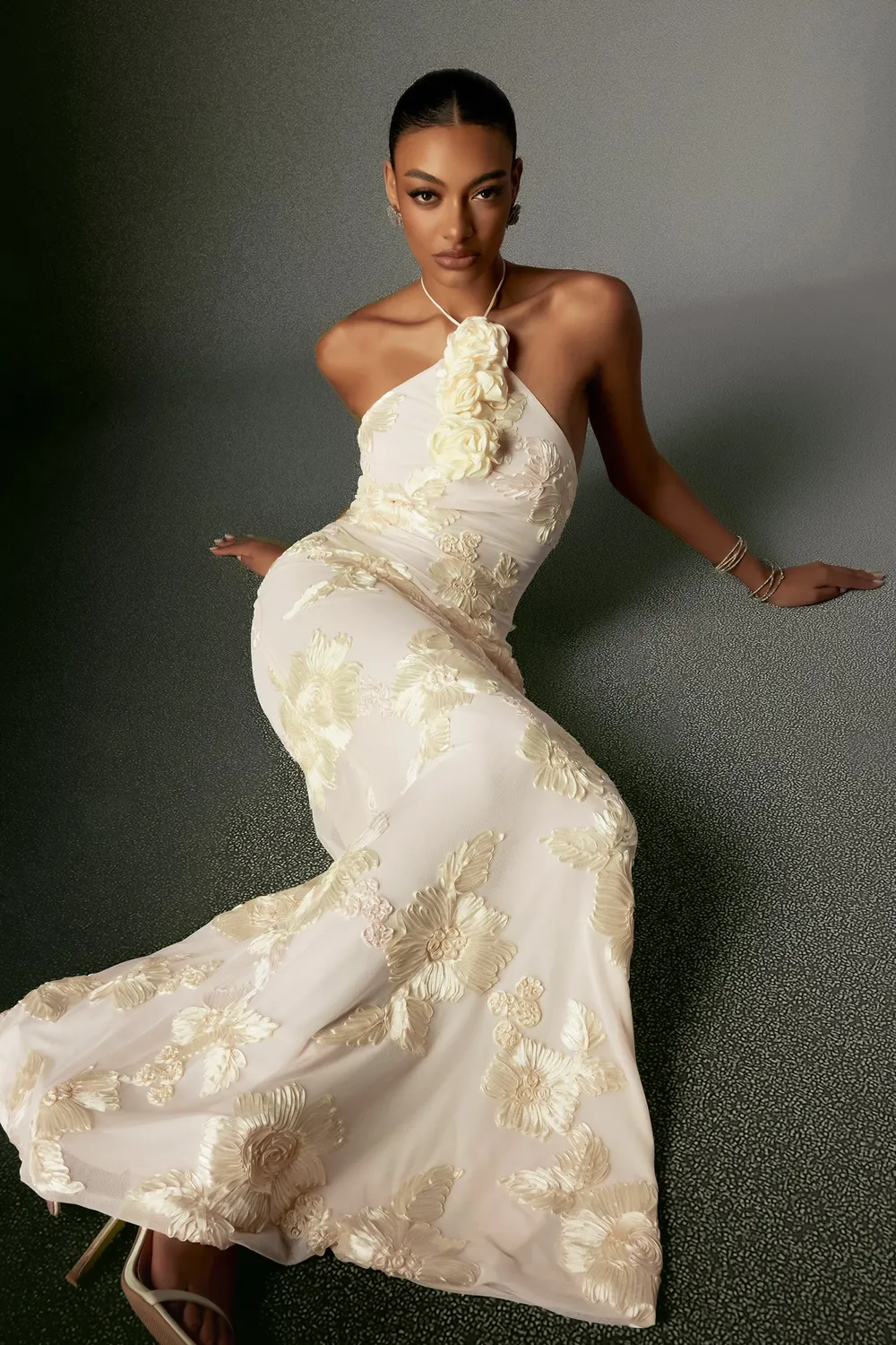 Bella Barnett Griselda Flower Halter abito maxi bianco
