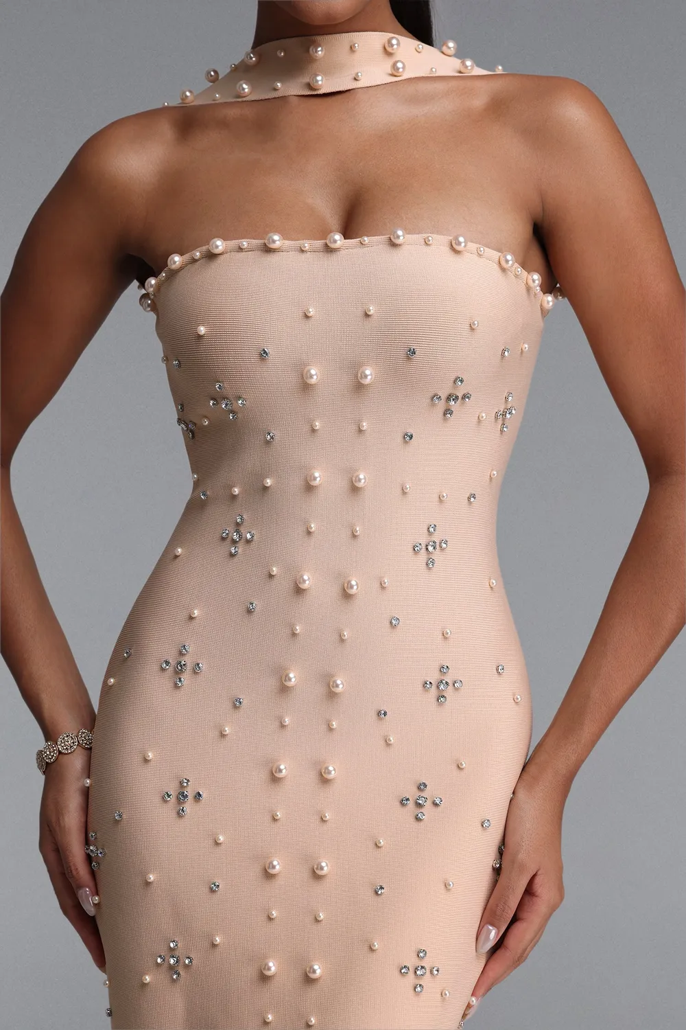 Bella Barnett Nesya abito nude maxi perle