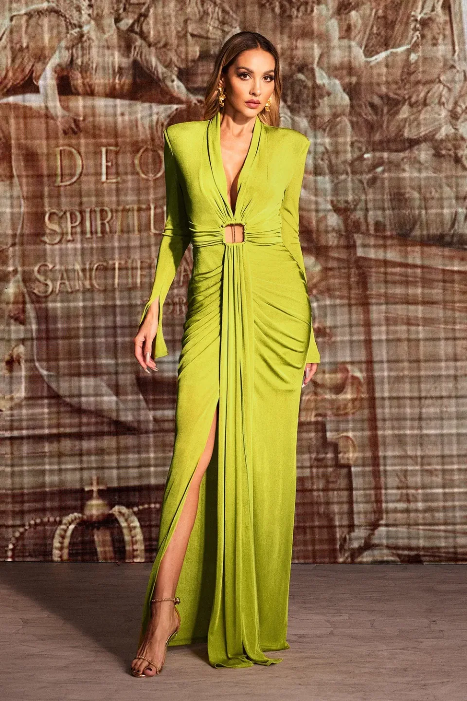 Bella Barnett Naomi abito maxi verde maniche lunghe scollo V