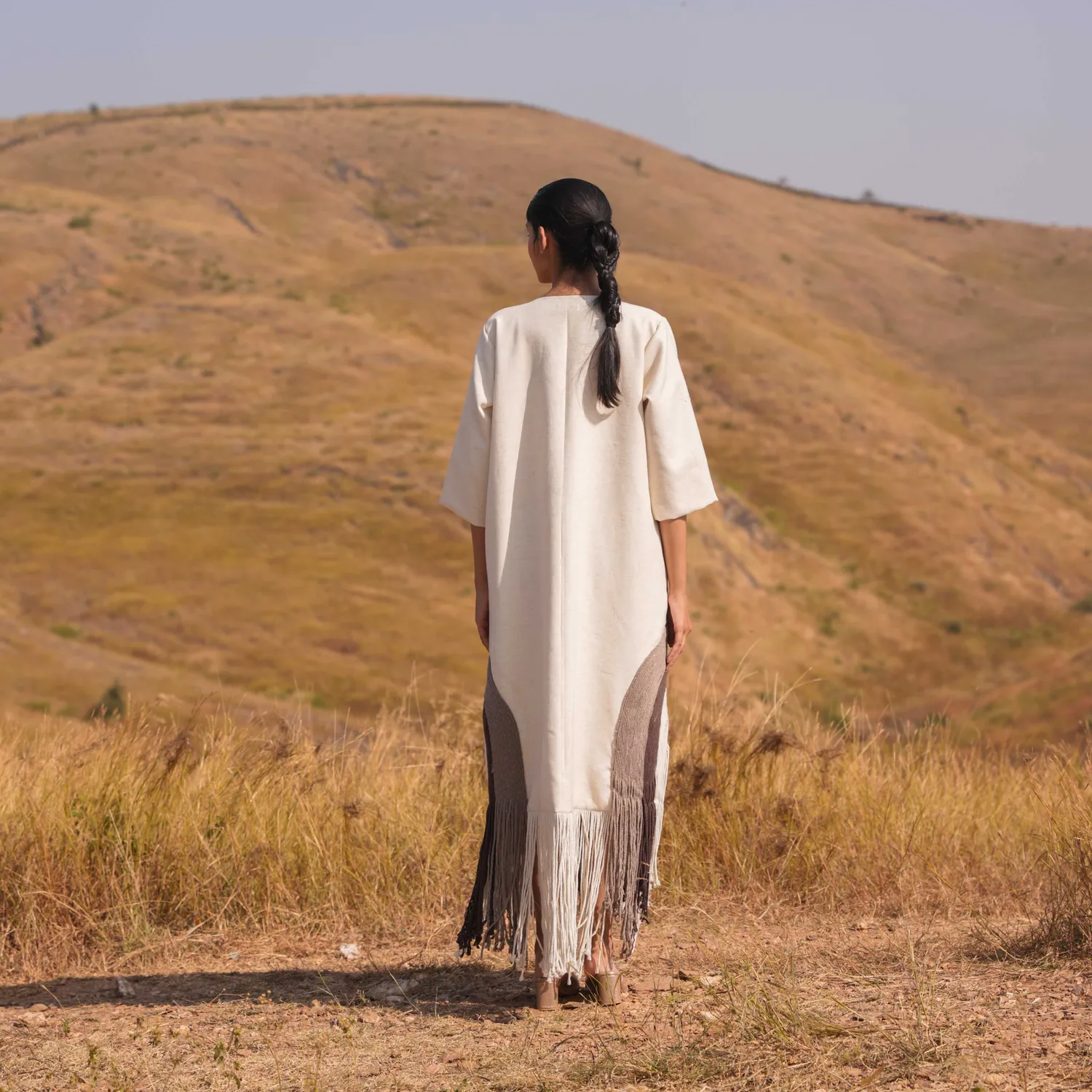 Our Dve Ethera Dress abito beige con giacca frange