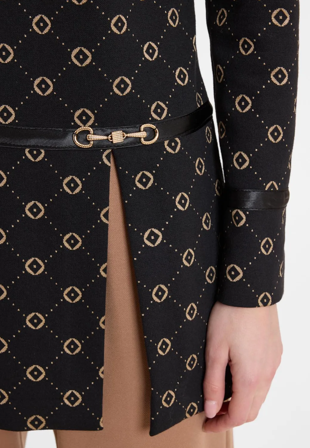 Ana Alcazar Arosa top lungo nero stampa oro collo alto