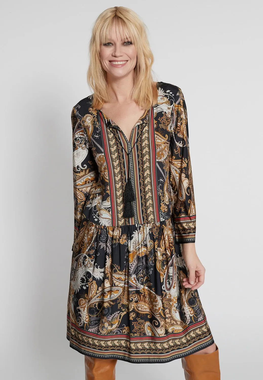 Ana Alcazar Hibena abito paisley con volant midi