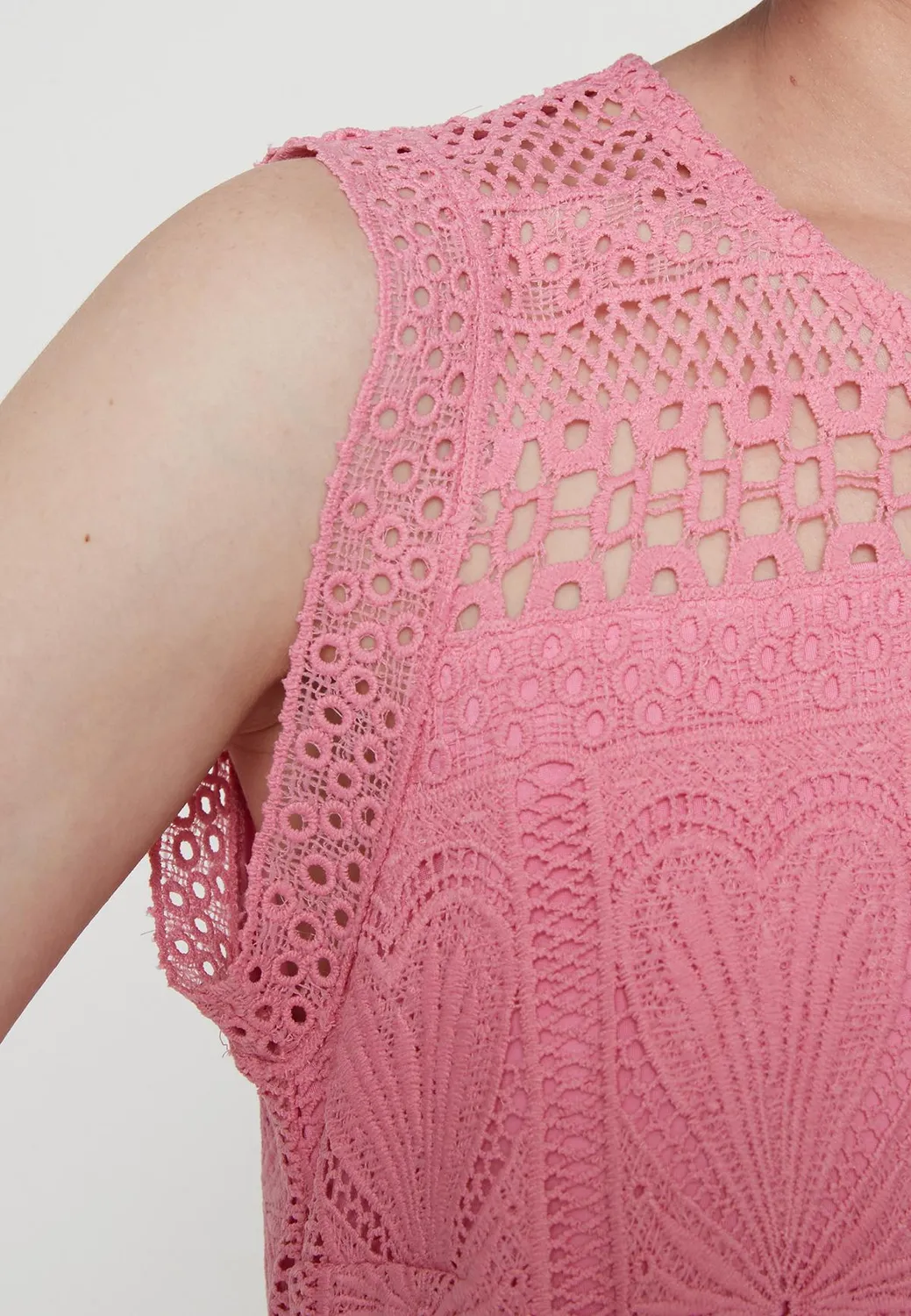 Ana Alcazar Padona Abito Pizzo Rosa Corto Linea A