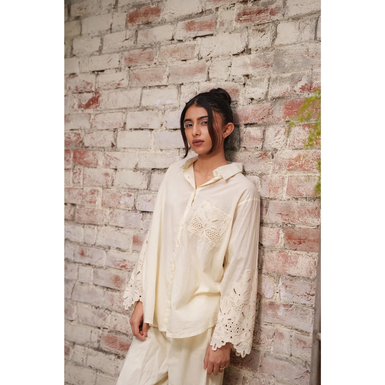Our Dve Capsule 5 completo beige top pantaloni