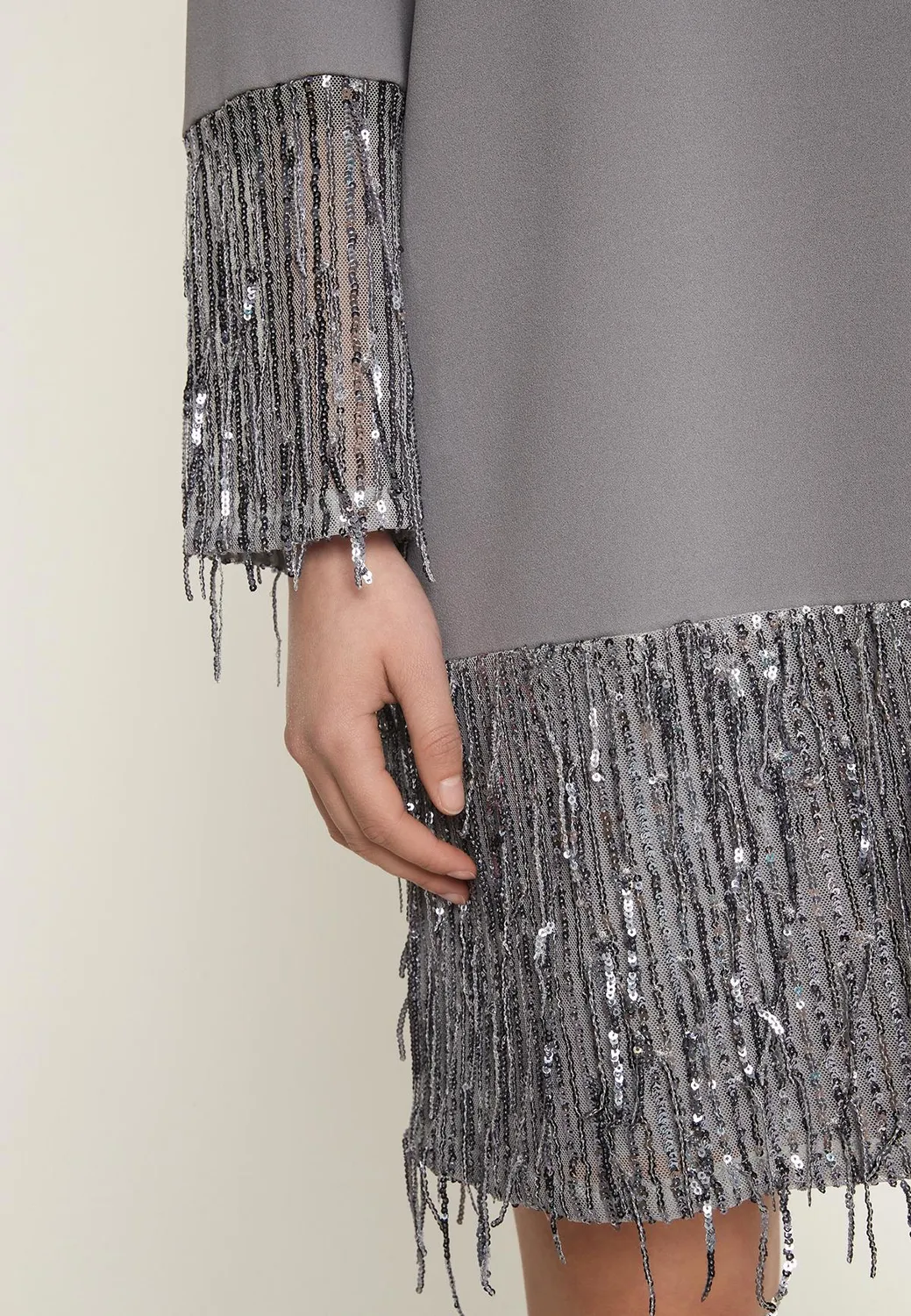 Ana Alcazar Ocana abito corto argento paillettes frange