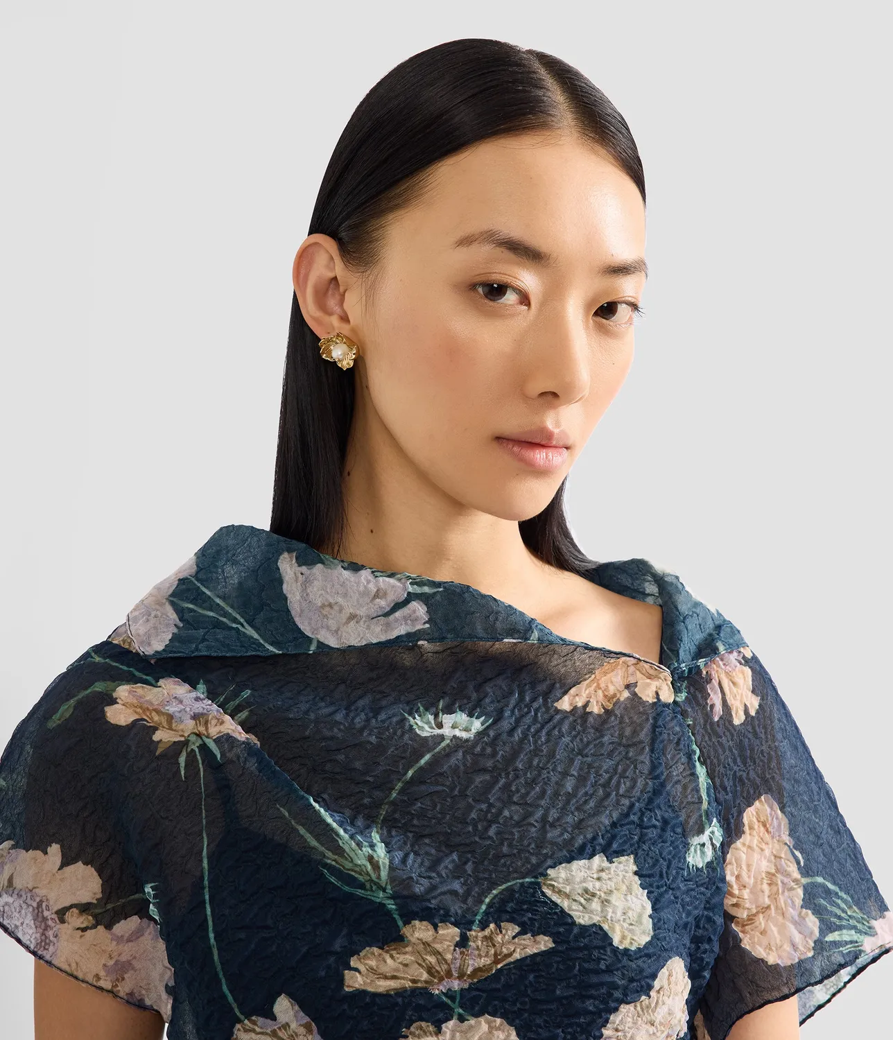 Erdem orecchini lobo fiore perla ottone oro chiaro