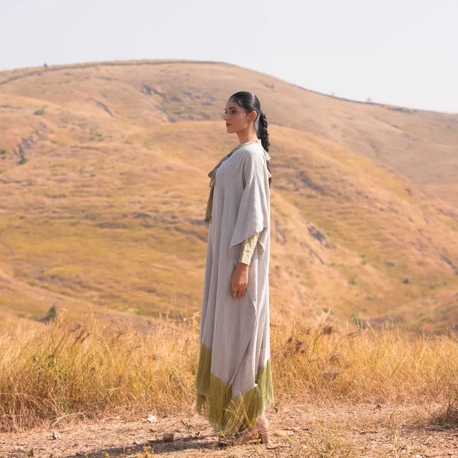 Our Dve Fringe Siya Dress abito con mantella grigio verde