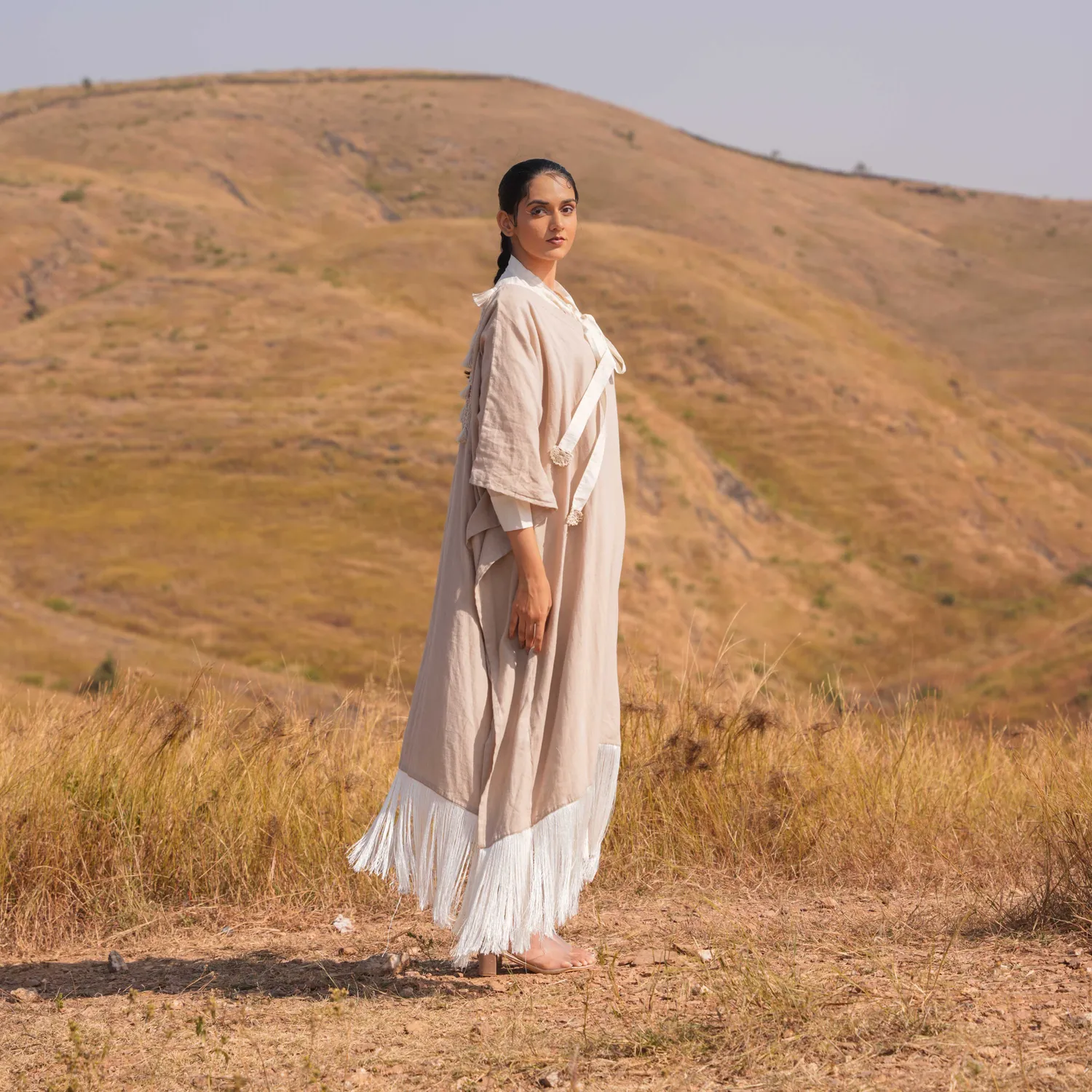 Our Dve Siya Kaftan abito con mantella marrone beige