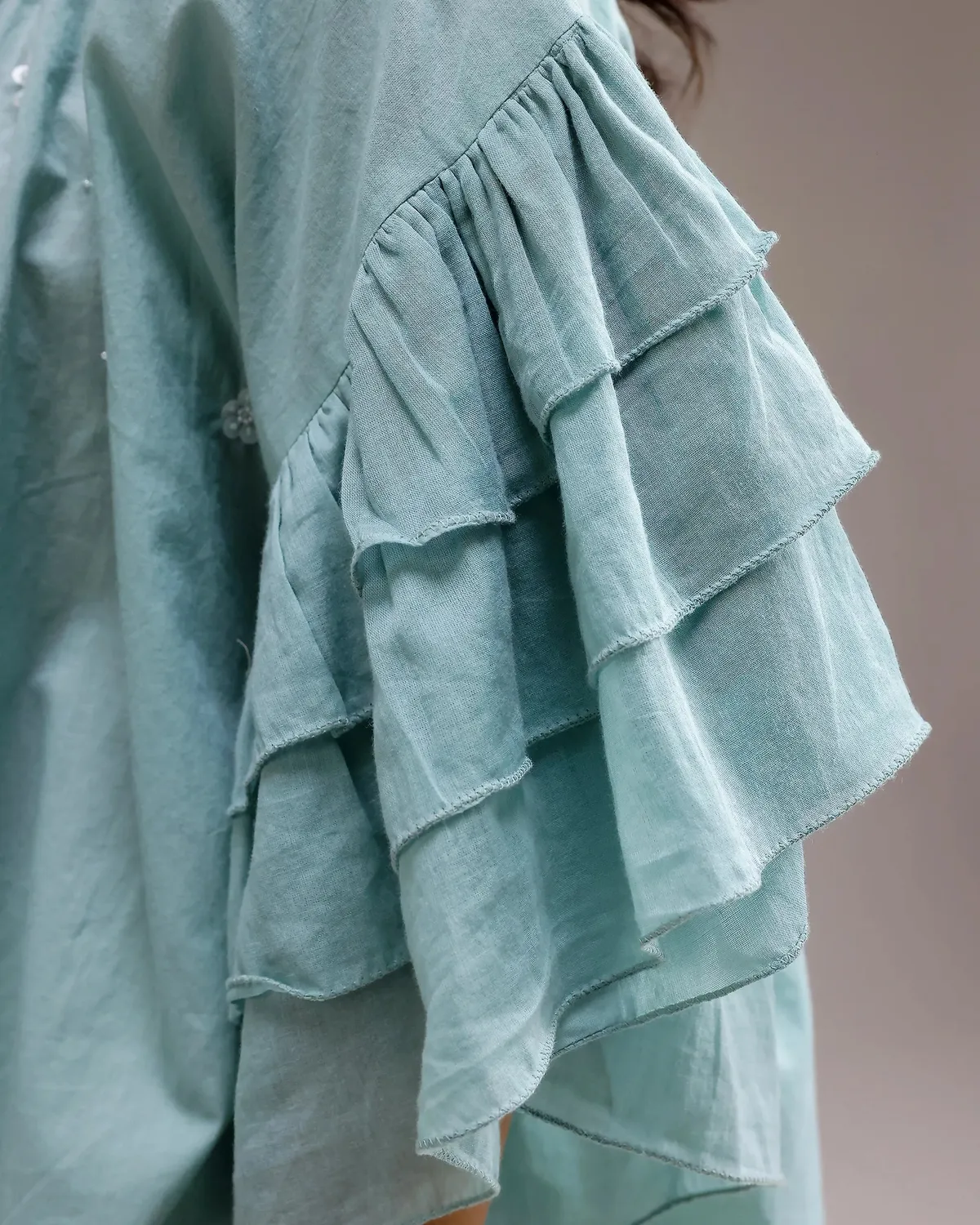Our Dve Whisper Ruffle Top menta ricamato cotone