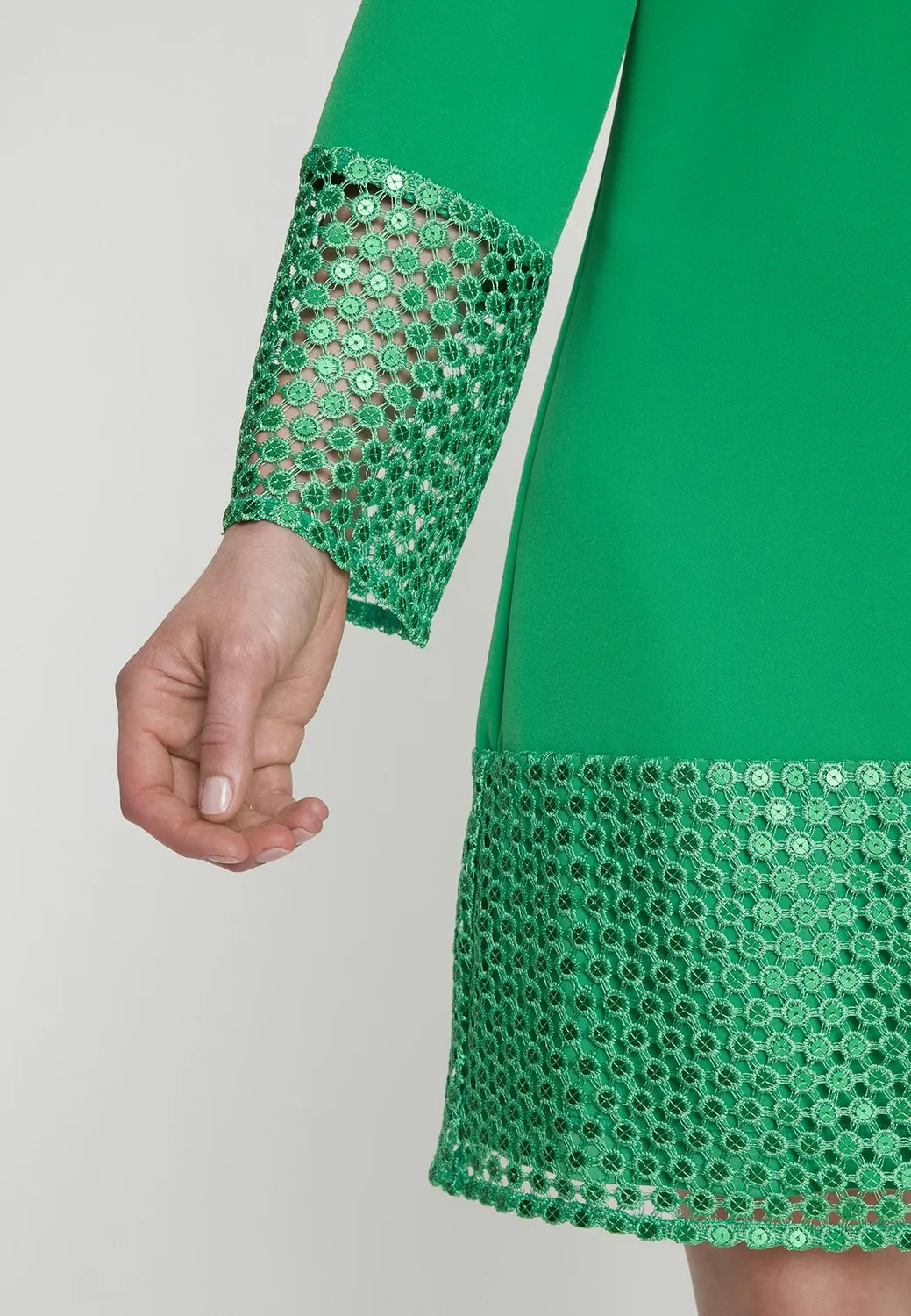 Ana Alcazar Pacyna abito cocktail verde maniche lunghe