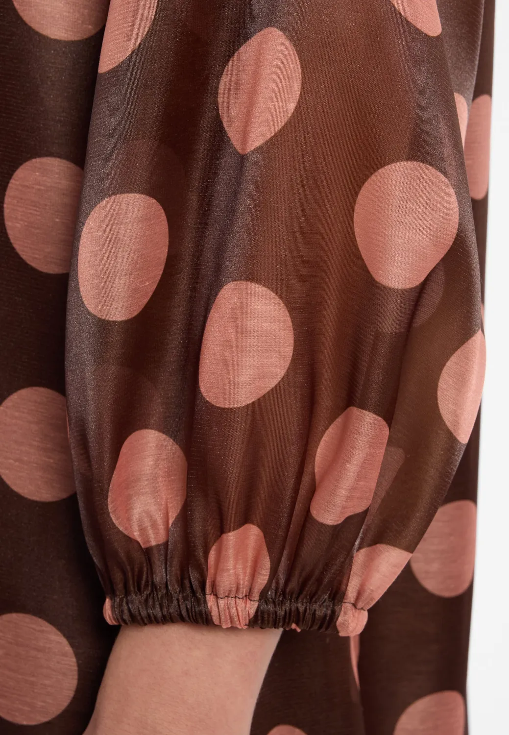 Ana Alcazar Eumonas abito organza pois marrone