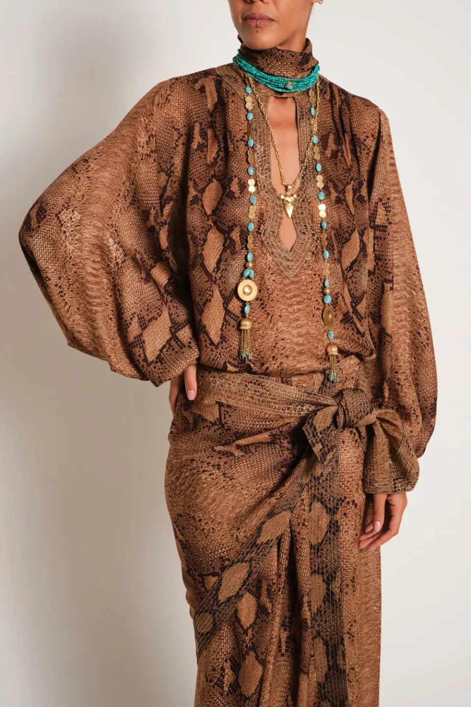 Johanna Ortiz New Romancero Gitano top seta cammello