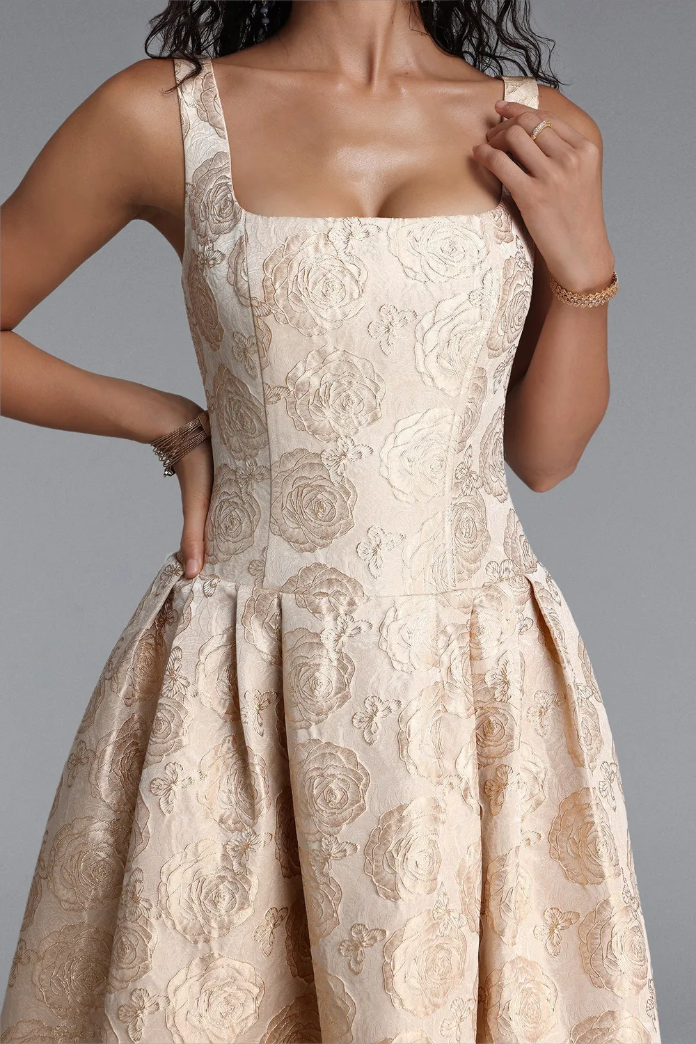 Bella Barnett Rahel abito maxi oro jacquard floreale