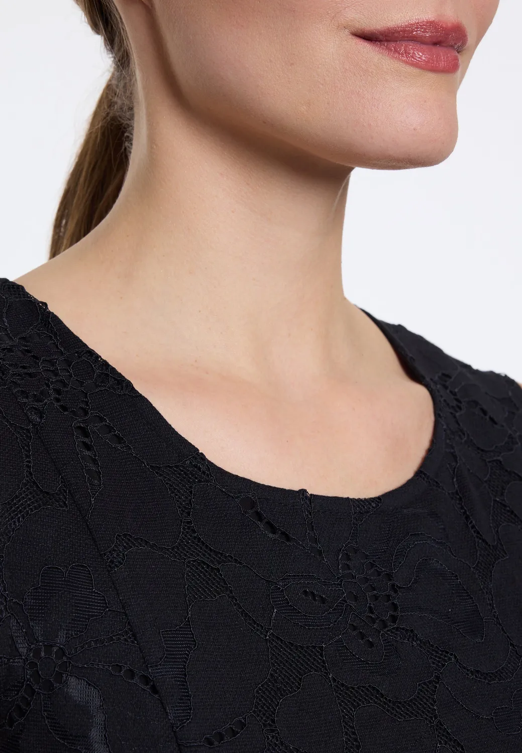 Ana Alcazar Duvia abito in pizzo nero midi