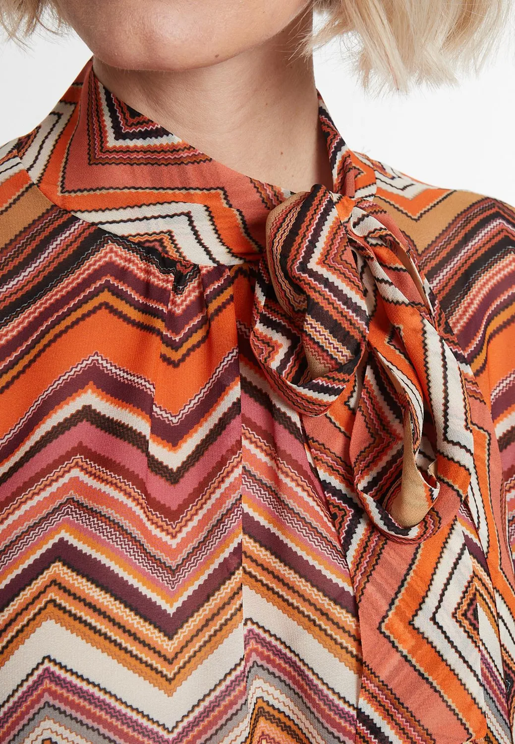 Ana Alcazar Manika blusa con fiocco zigzag