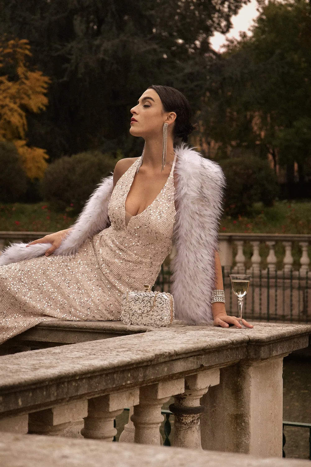 Bella Barnett Ibbie abito lungo beige halter diamante