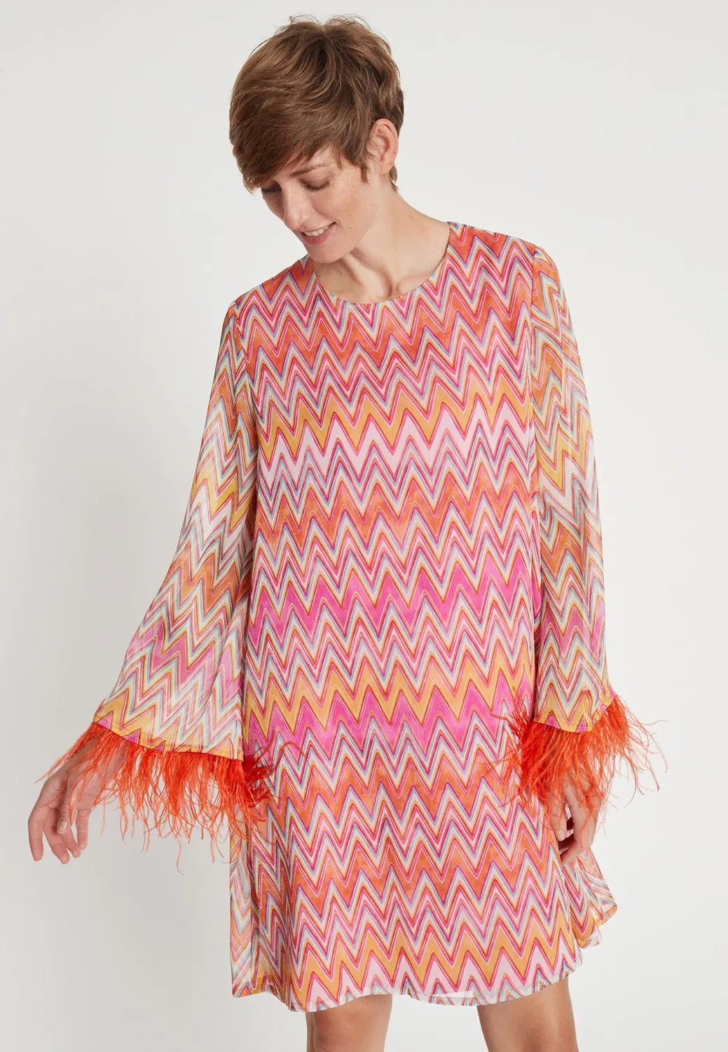 Ana Alcazar Libby abito cocktail zigzag piume