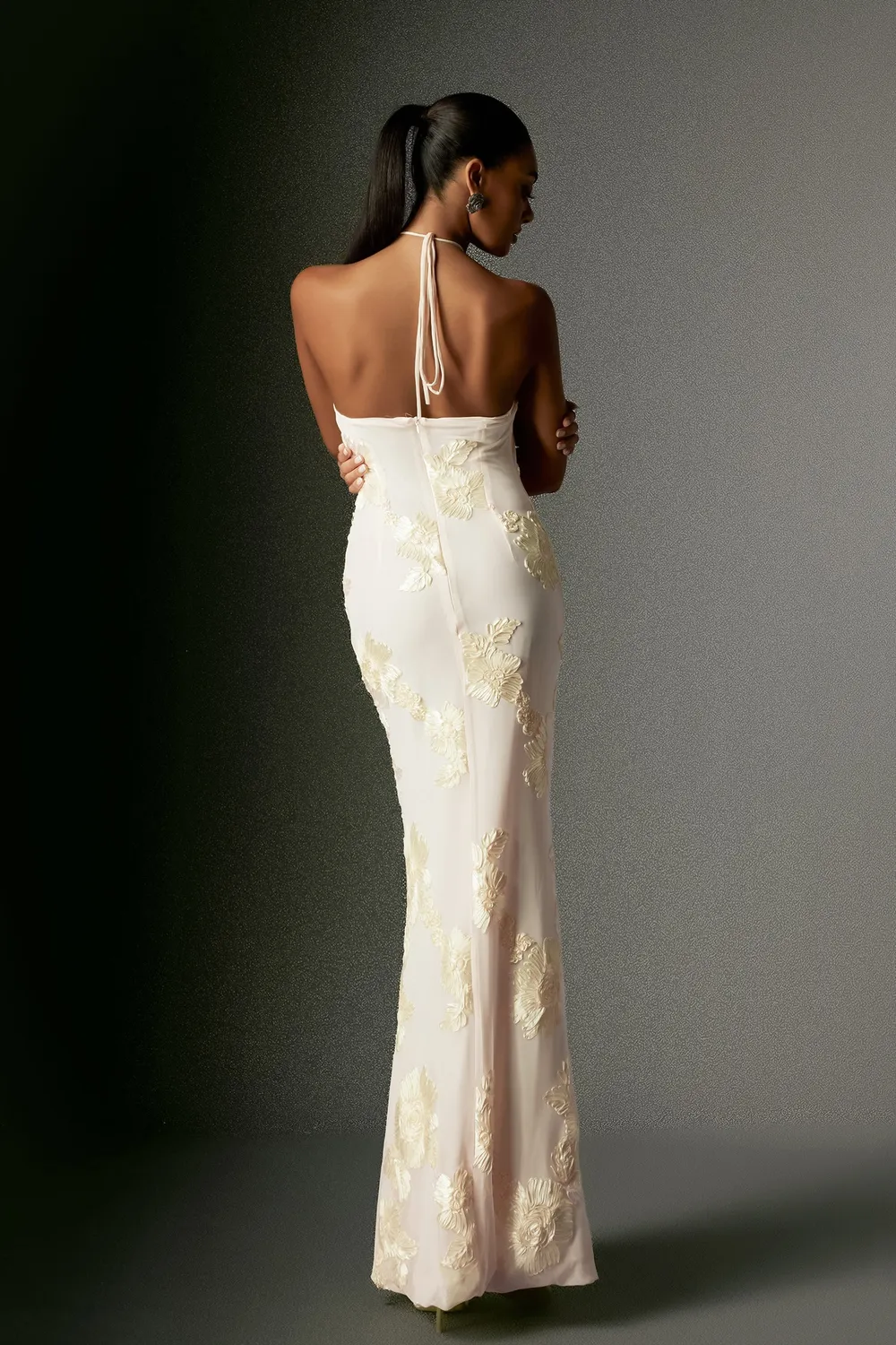 Bella Barnett Griselda Flower Halter abito maxi bianco