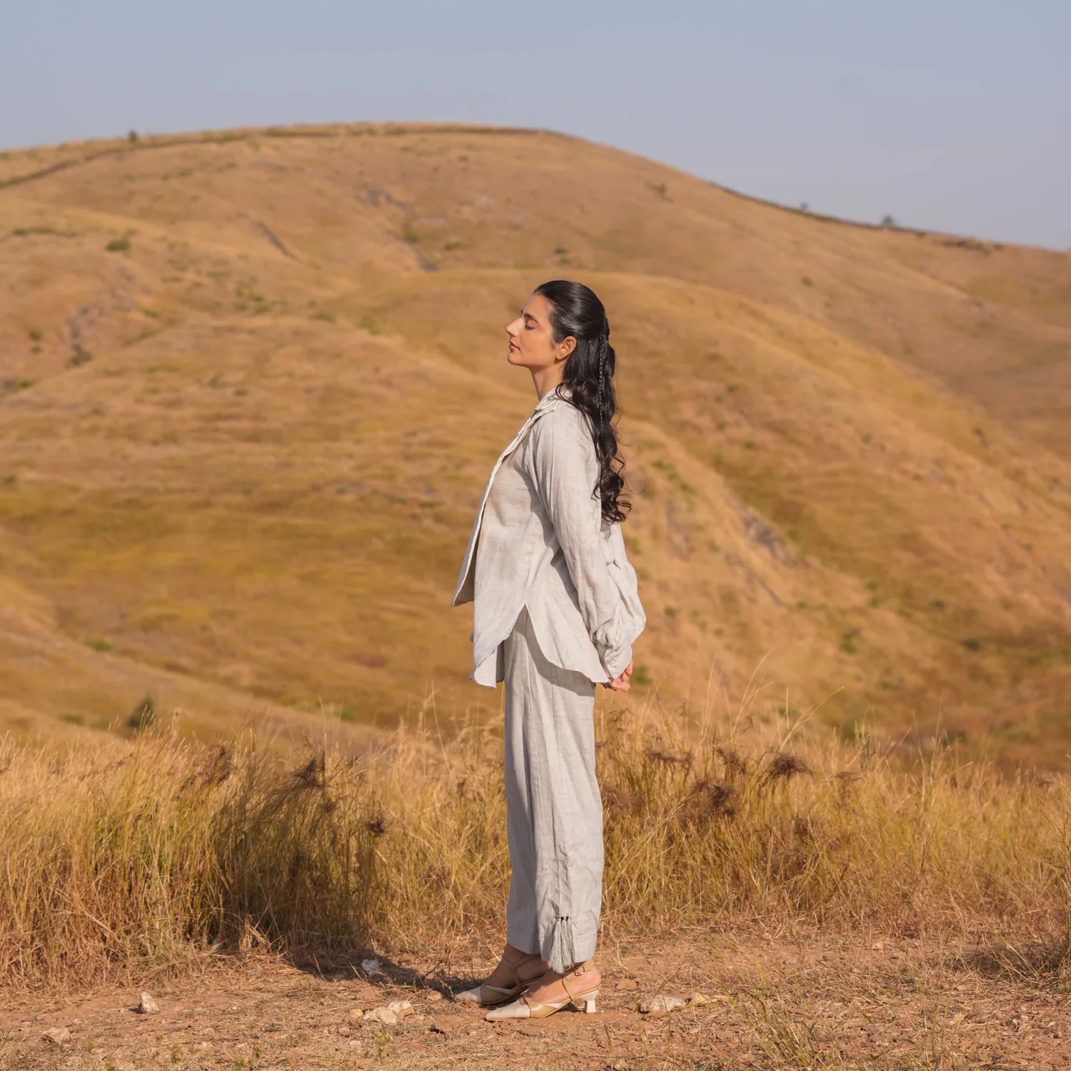 Our Dve Whisper Wind camicia grigia con pantalone