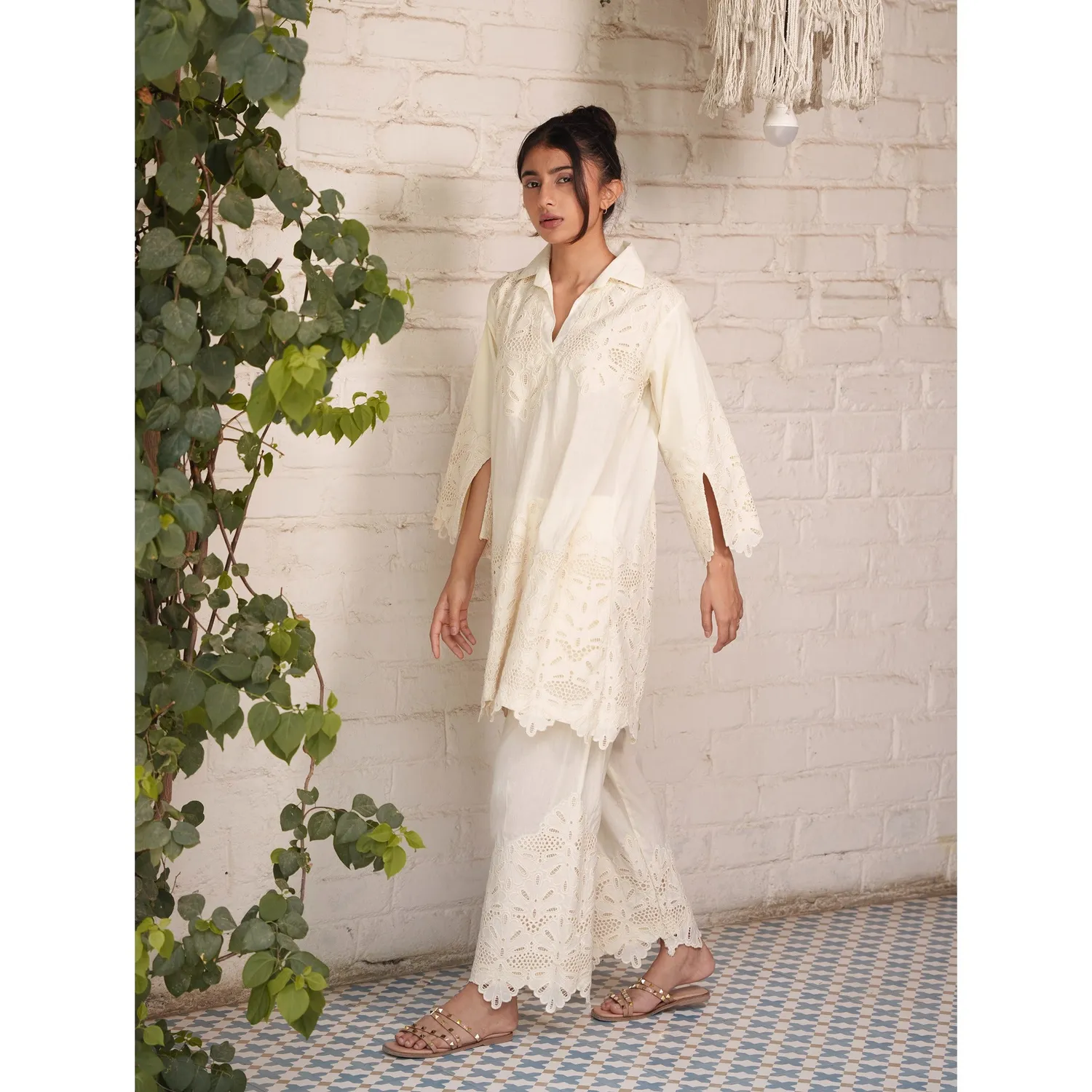 Our Dve Capsule 18 pantaloni beige cotone con pizzo