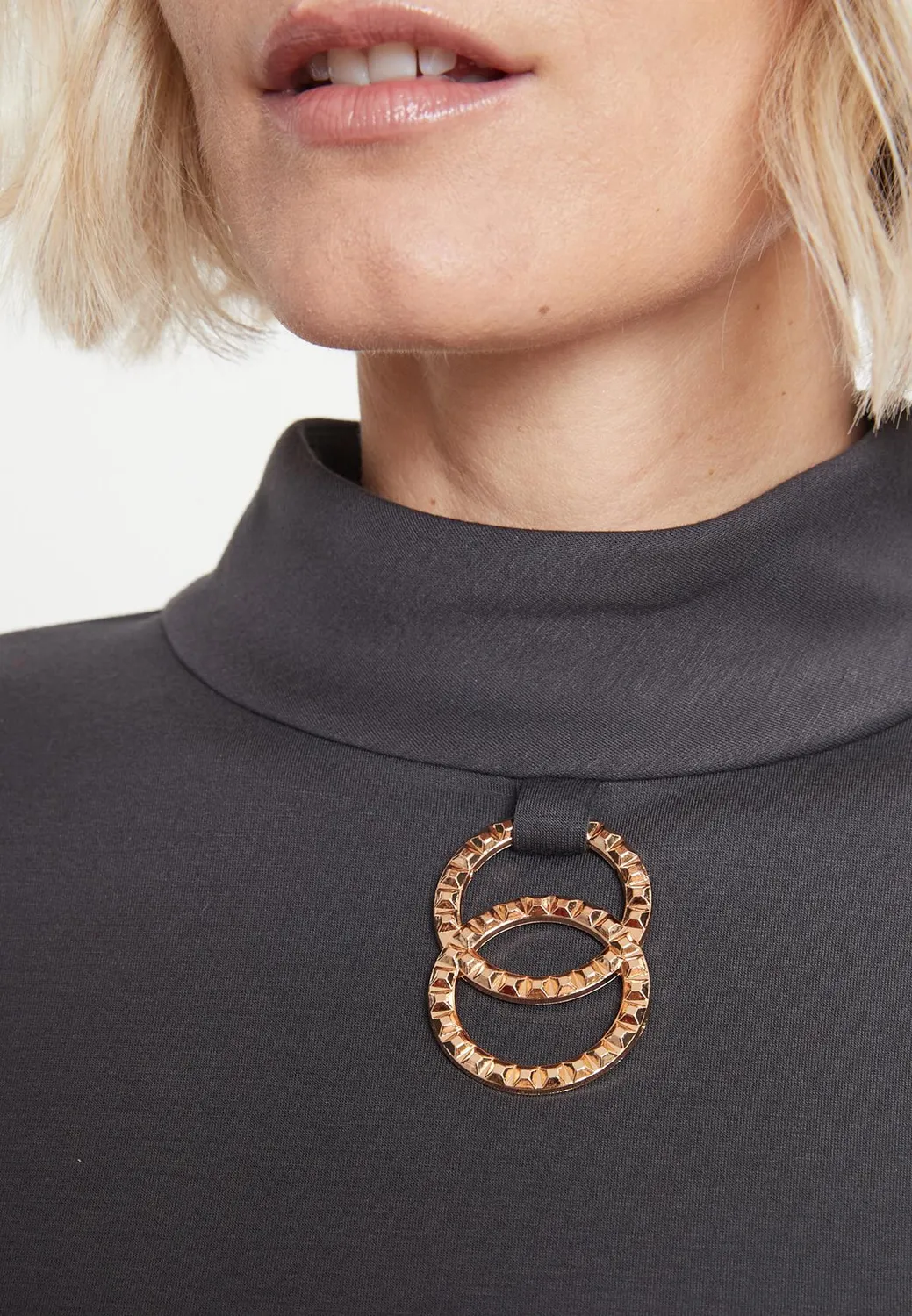Ana Alcazar Meoly maglia grigia dolcevita occhielli