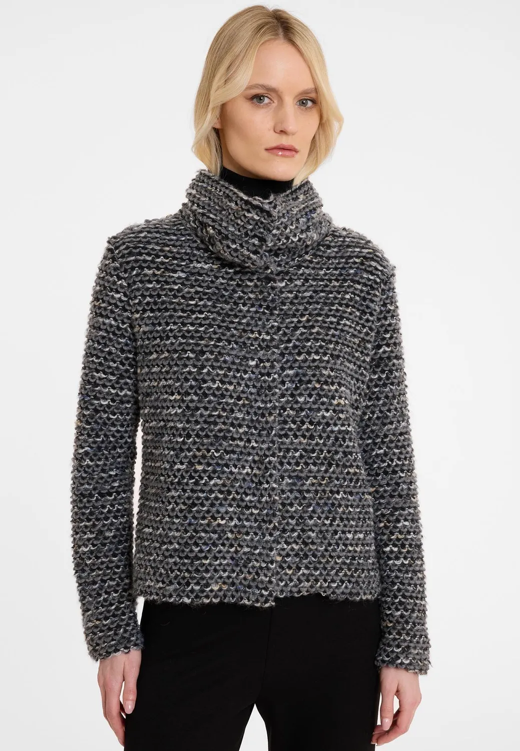 Ana Alcazar Abello giacca maglia grigia collo alto