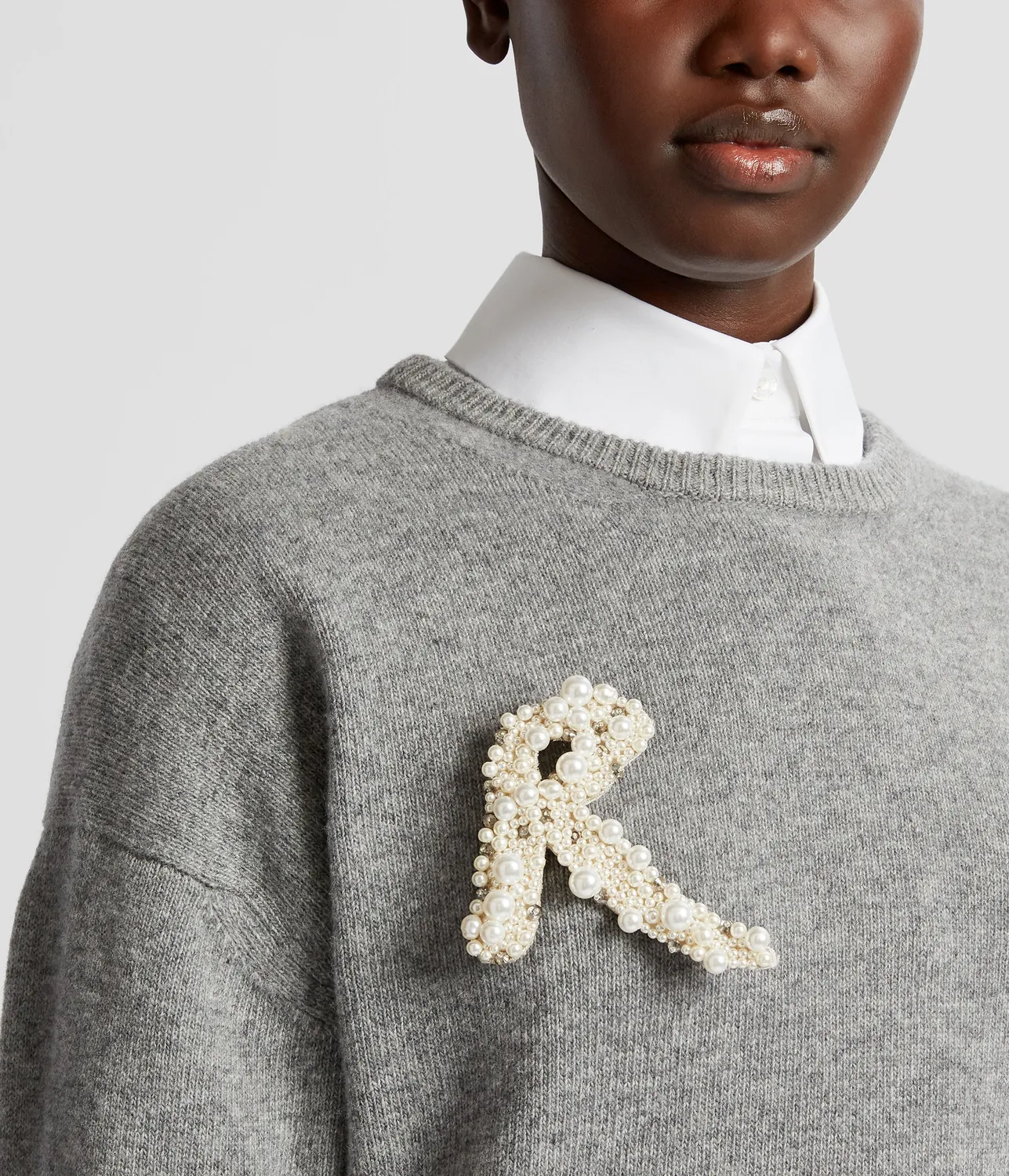 Erdem Pearl Alphabet Brooch R spilla lettera R perle