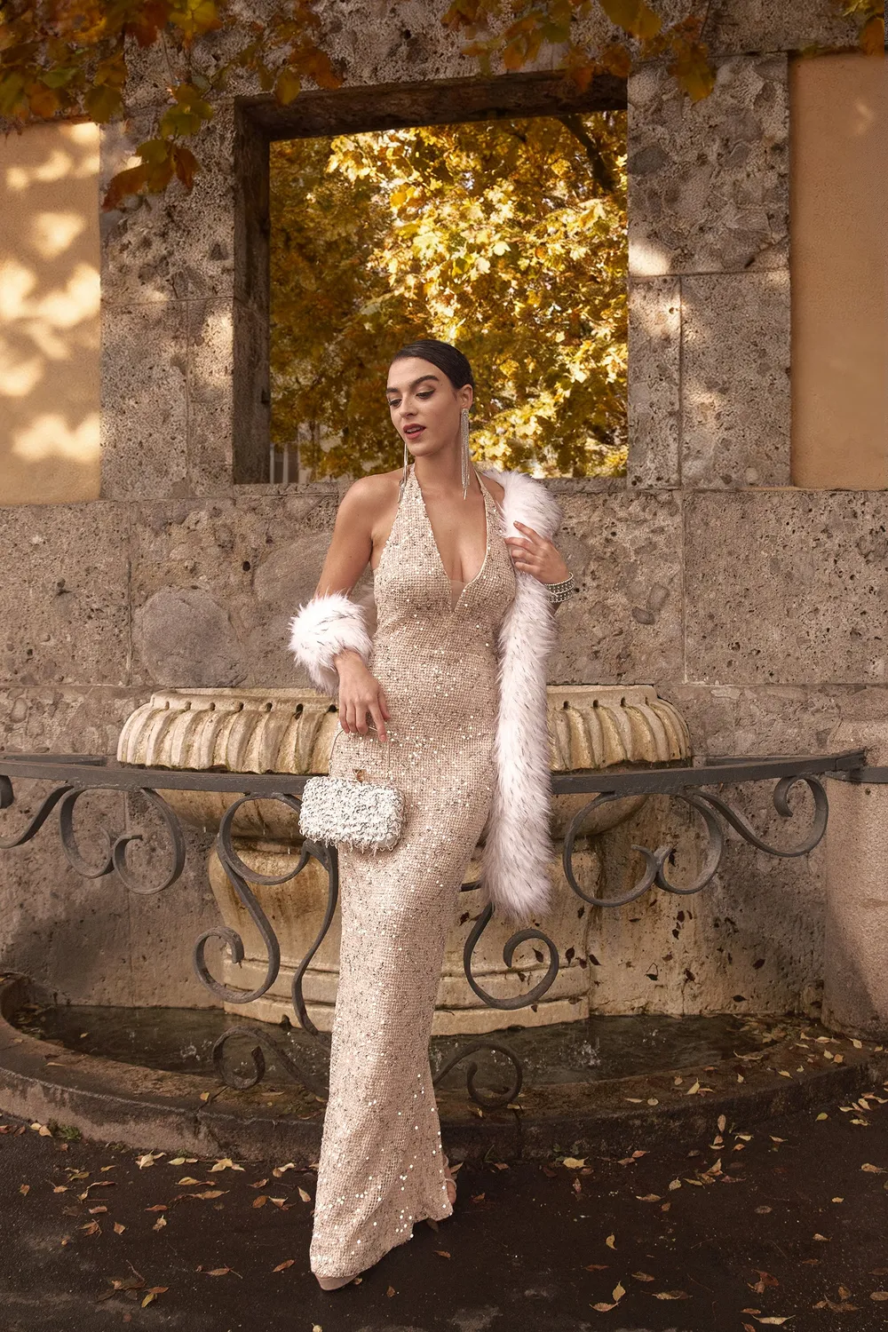 Bella Barnett Ibbie abito lungo beige halter diamante