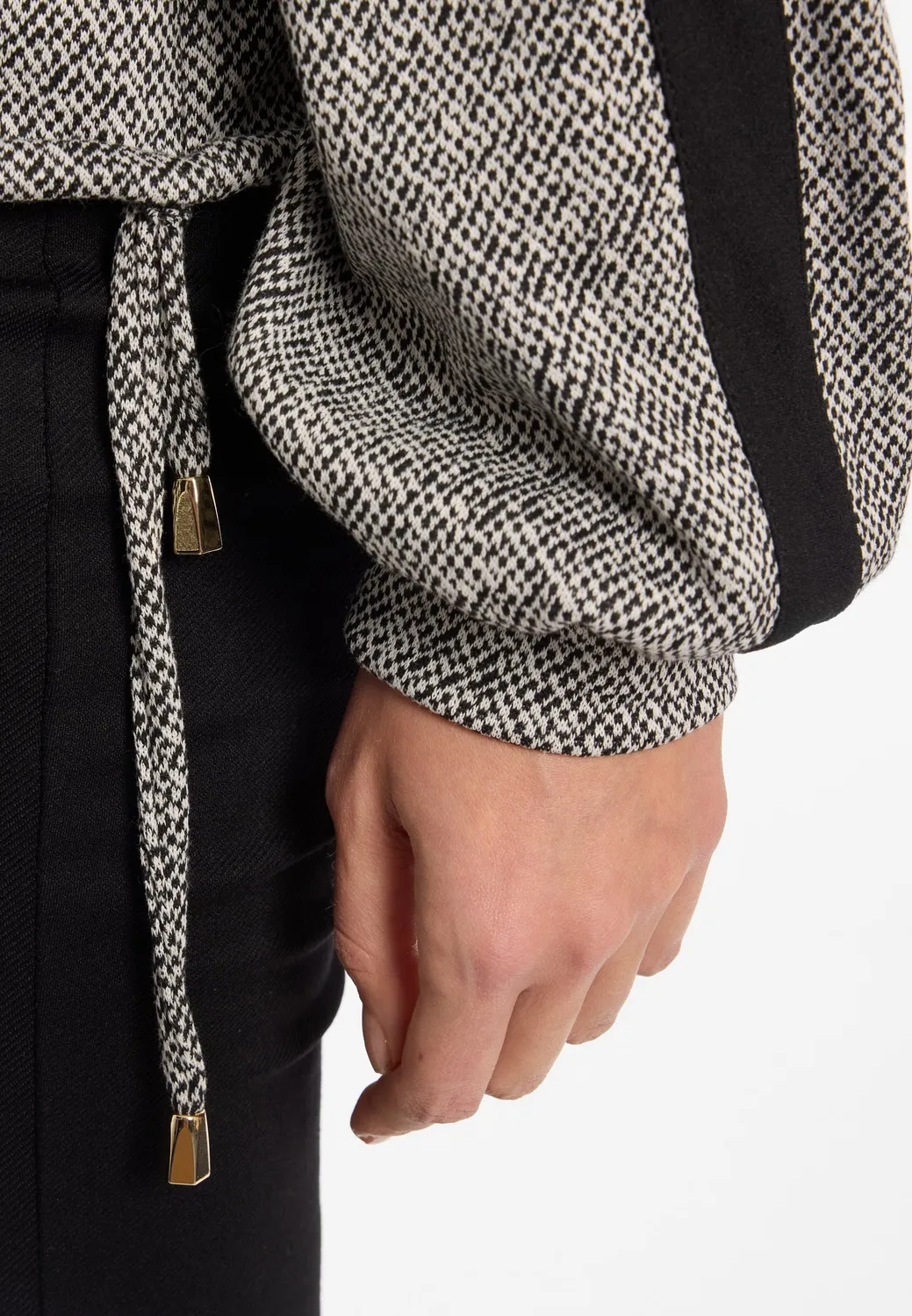 Ana Alcazar Efilaria maglione tweed collo a scialle nero