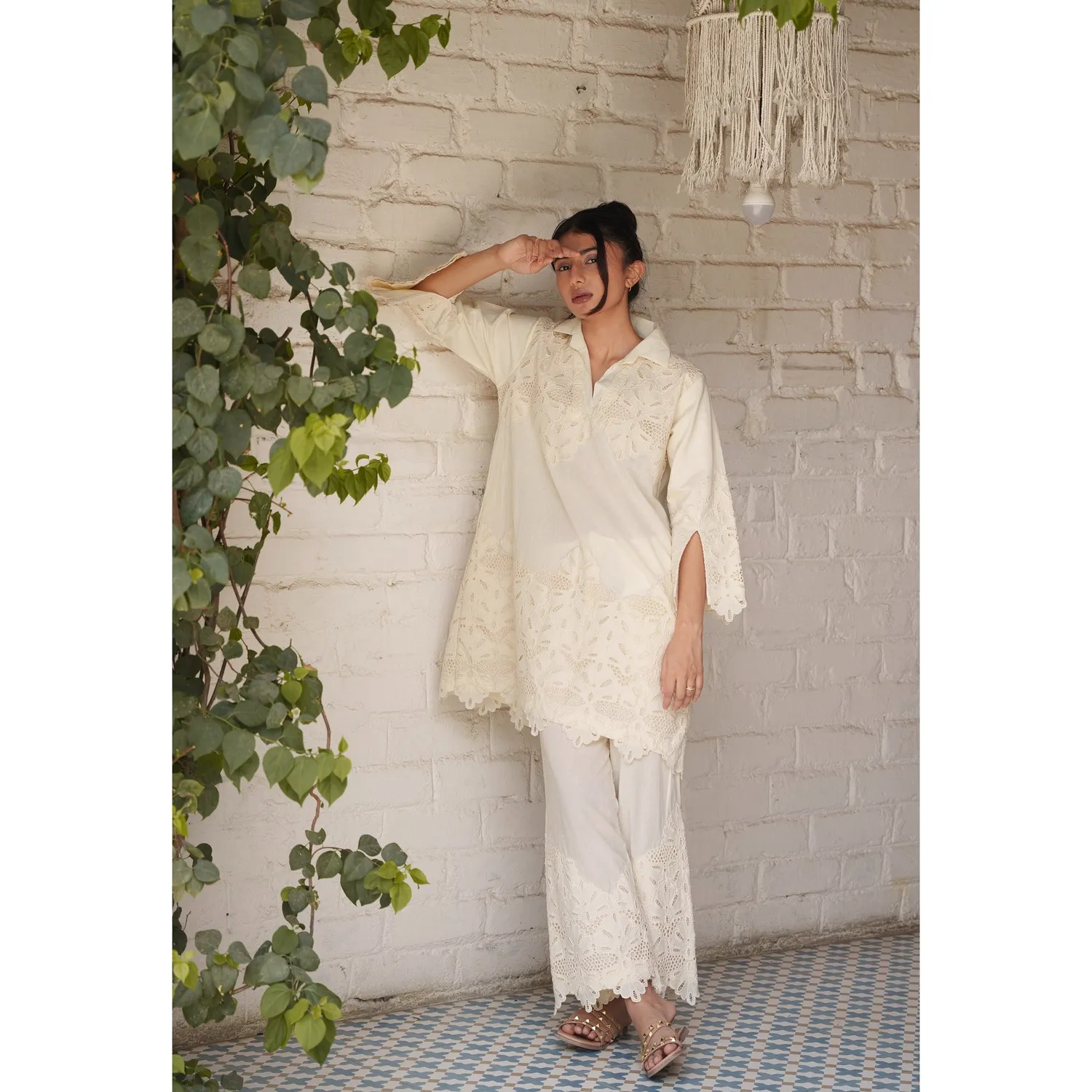Our Dve Capsule 18 pantaloni beige cotone con pizzo