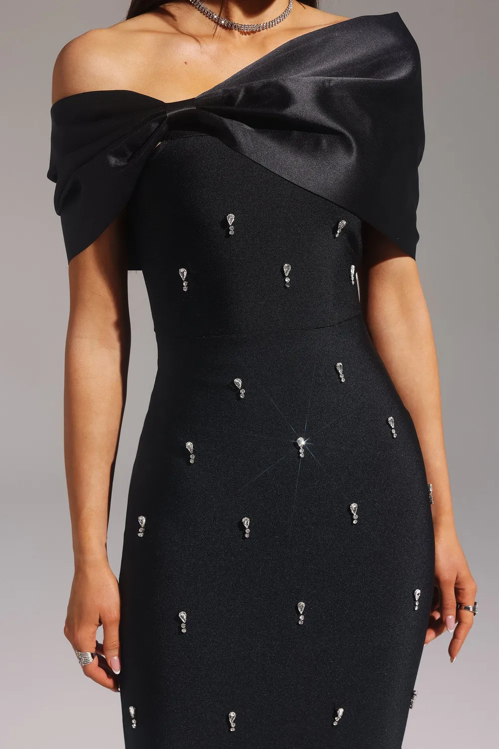 Bella Barnett Palez abito maxi nero monospalla bandage