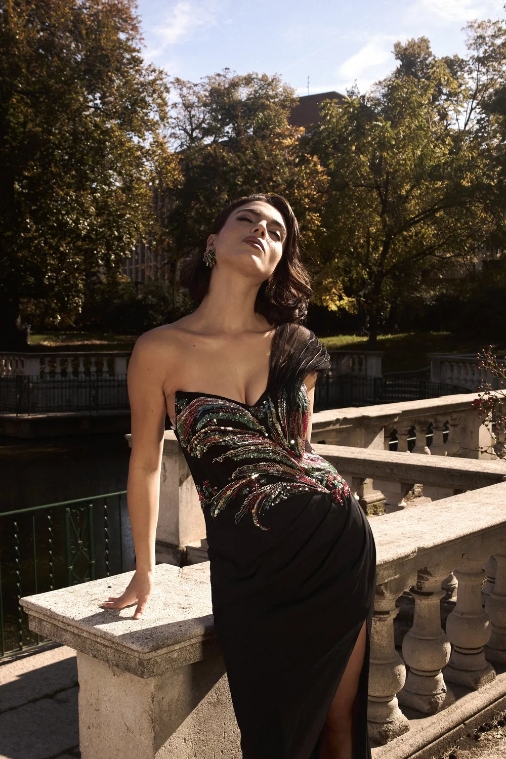 Bella Barnett Stolen abito lungo nero paillettes monospalla