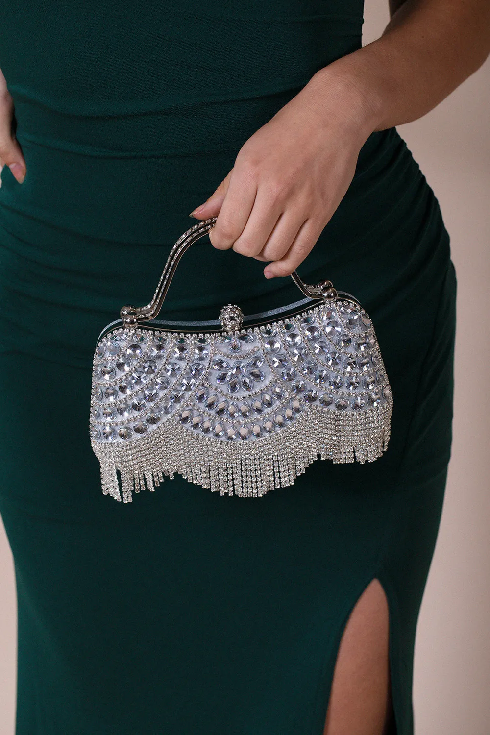 SVNX Fringe Clutch pochette argento con frange e catena