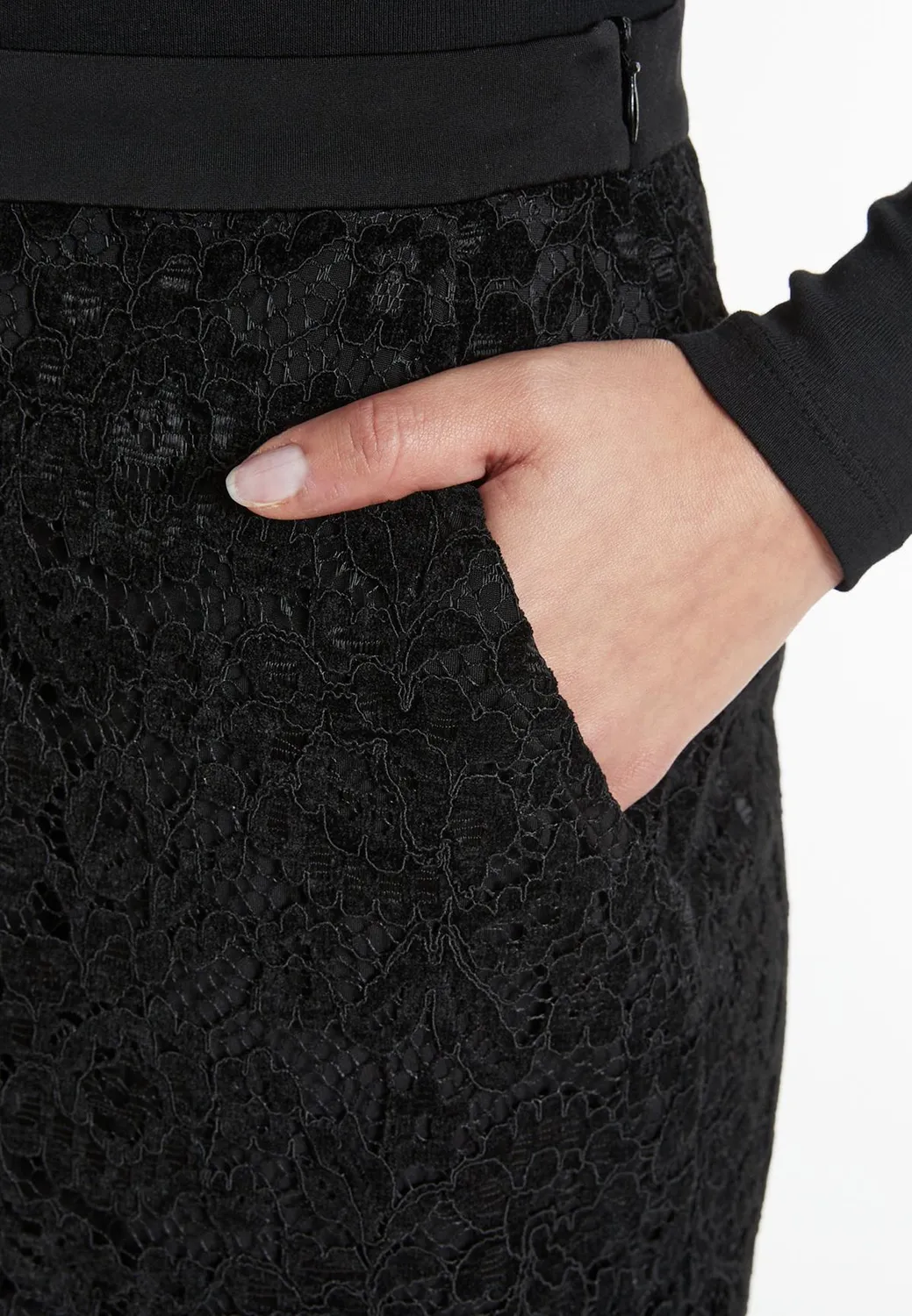 Ana Alcazar Sahina gonna midi pizzo nera spacco