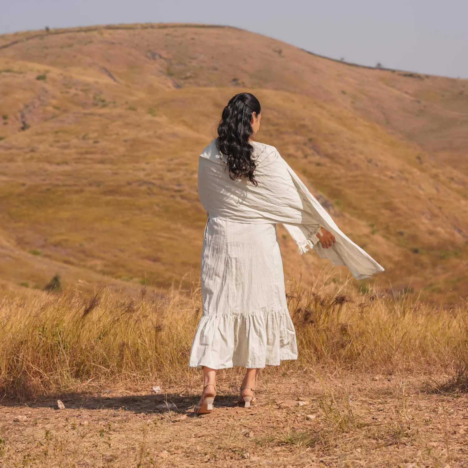 Our Dve Enigma Dress abito grigio frange con sciarpa