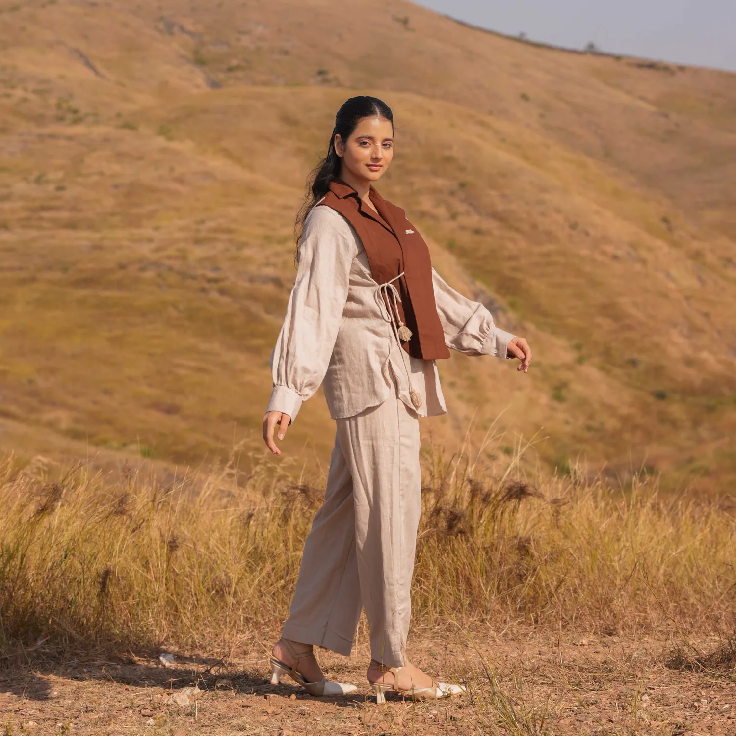 Our Dve Whisper Wind pantalone marrone frange