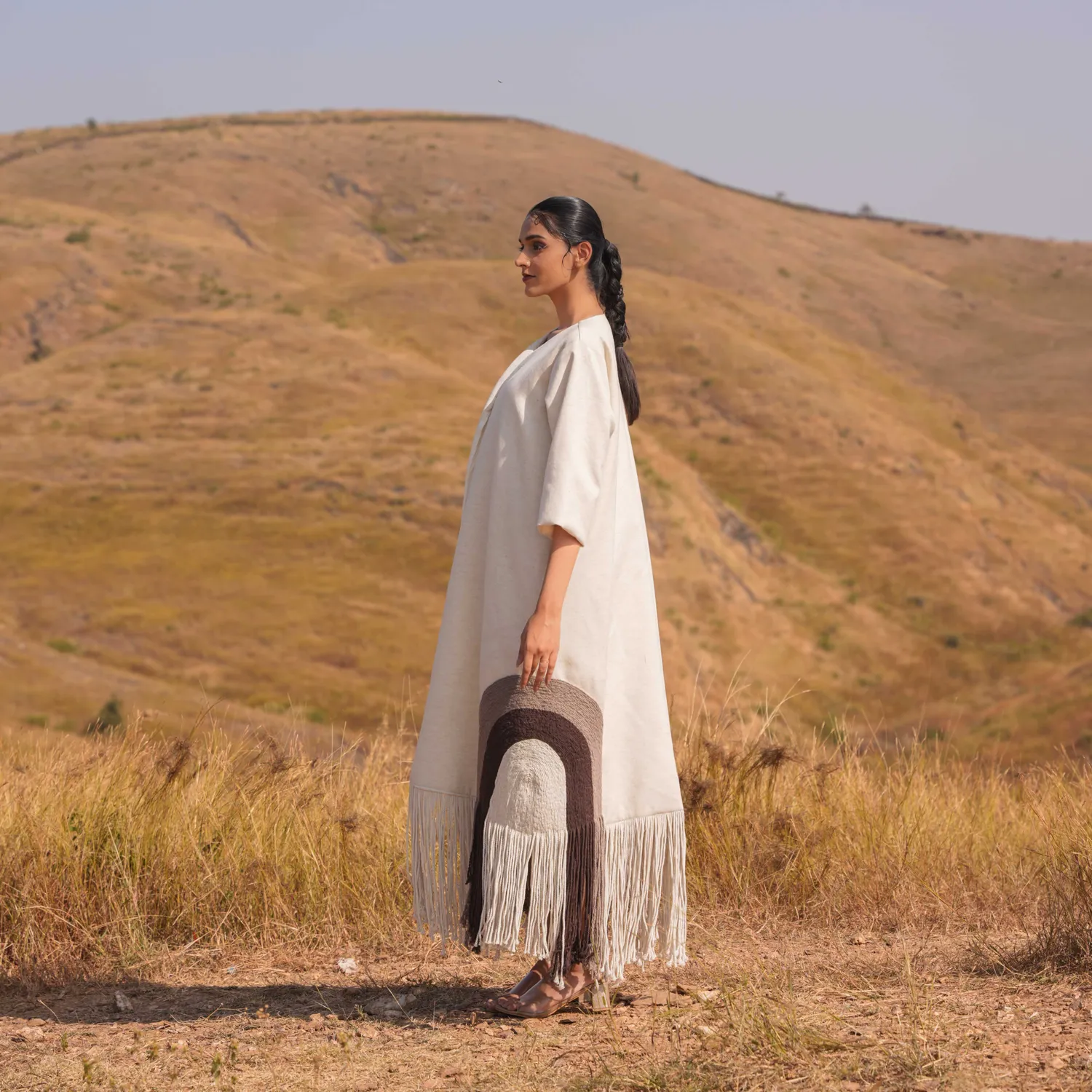 Our Dve Ethera Dress abito beige con giacca frange
