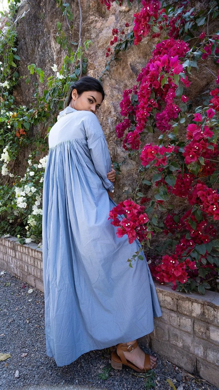 Our Dve Rey Light Blue abito lungo azzurro microplissettato