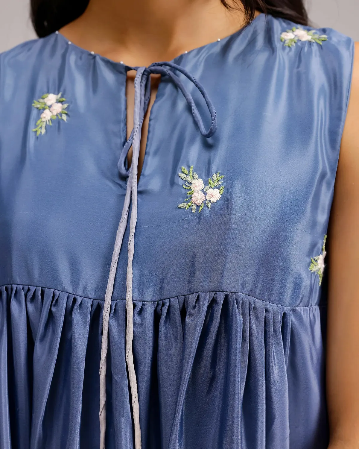 Our Dve Saanjh Blush Melt abito blu-beige crepe ricamato