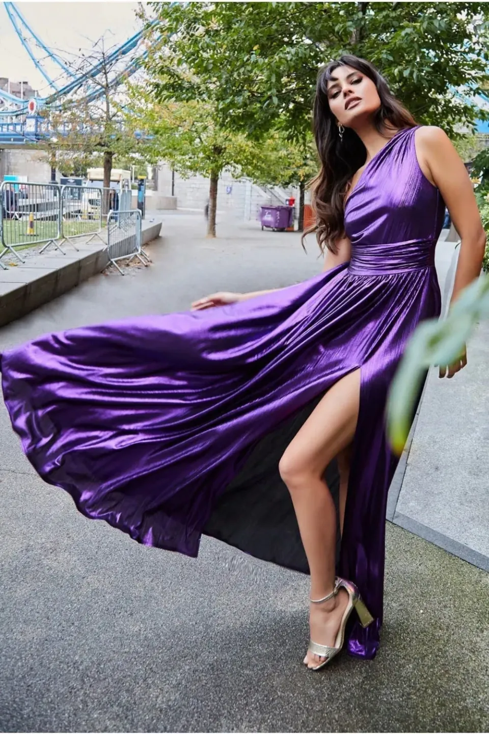 Goddiva Slinky Foil abito maxi monospalla viola
