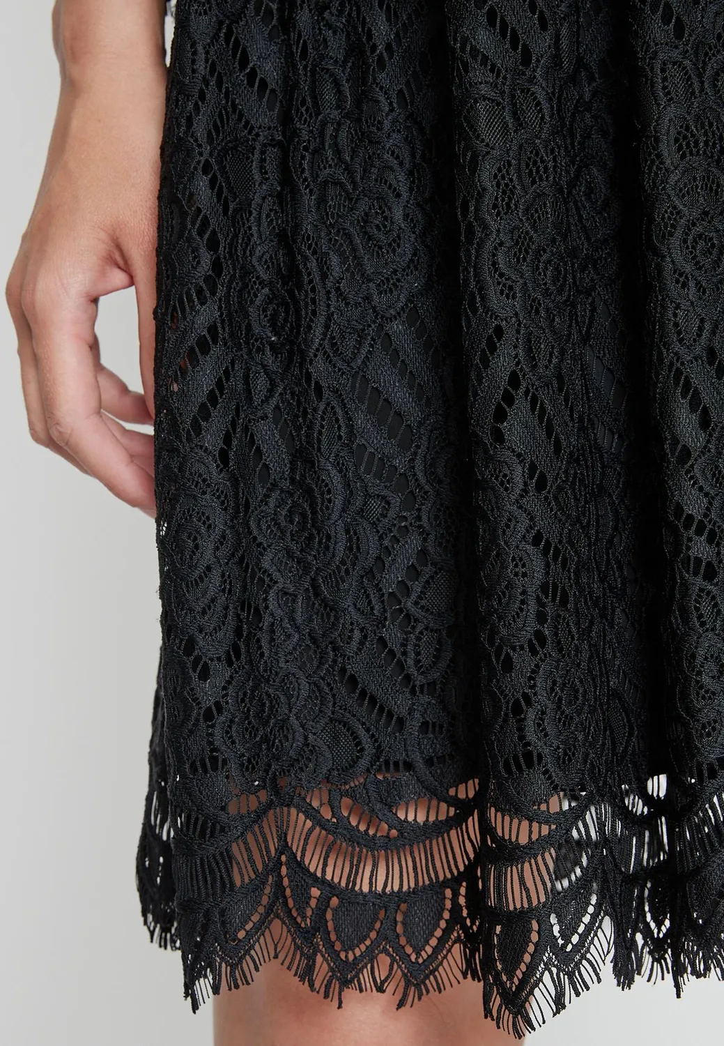 Ana Alcazar Kadali abito pizzo nero balze invitata