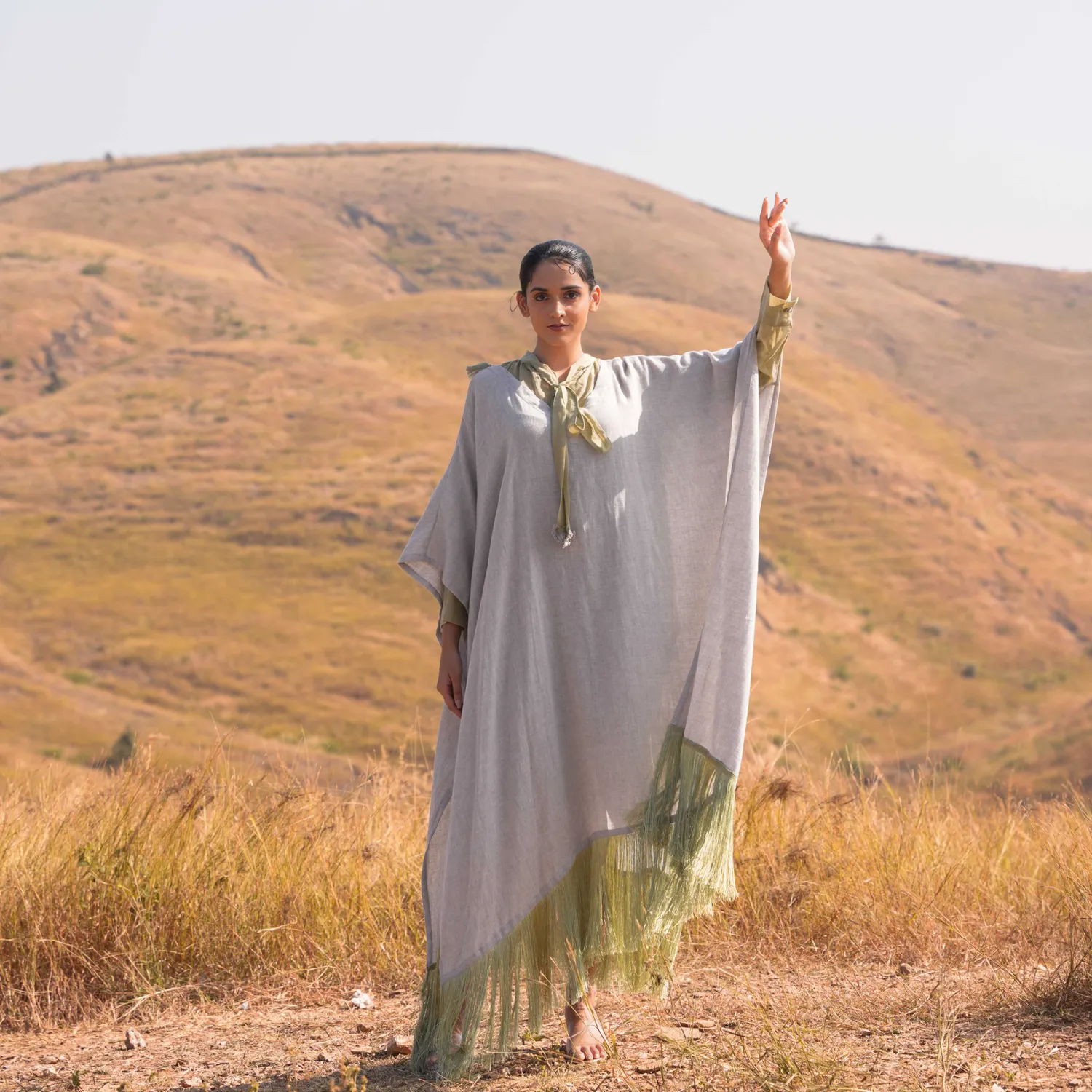 Our Dve Fringe Siya Dress abito con mantella grigio verde